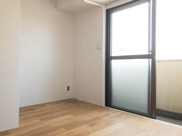 グッドルームさんのインスタグラム写真 - (グッドルームInstagram)「エーゲ海の街並みを連想させる雰囲気。  東京 #大森  ワンルーム 28.2㎡  ▼美しき無垢なる純白 ---------------------- 白壁と無垢床が気持ち良い ゆったりとした広さの1Rです。  白を基調としているので、 観葉植物を置くと、立体感が生まれ、 空間がより引き締まった雰囲気に。  大きなシェルフなどを設置すると、 DKのような間取りにもできそうです。  キッチンはミニマムなデザイン。 2口コンロで、調理スペースもあり、 シンクも十分な幅が取られているため、 料理や洗い物がスムーズに。  シャワールームとトイレは同室ですが、 ドアで仕切れるので、水ハネの心配は不要。 海外チックでスマートな印象を受けます。  ・⁠ こちらの物件は実際に住めるお部屋です。詳細はストーリー、ハイライトにて！⁠ ・⁠ こだわりのお部屋探しは、@goodroom_jp から URLをチェック！⁣⁣⁣⁣⁣⁣⁣⁣⁣⠀⁣⠀⁠ ・⠀⁠ ※最新のお家賃につきましては、リンク先物件ページからご確認ください。⁠ ⁠・⁠ #goodroom #interiordesign #decoration #myhome #homedesign #interiordecor #urbanlife #apartment #tokyo⁠ #東京 #生活 #シンプルな暮らし #シンプルライフ #日々の暮らし #引っ越し #暮らしを整える #二人暮らし #物件探し #お部屋探し #お洒落な暮らし #理想の空間 #空間デザイン #間取り図 #賃貸⁠ #丁寧な暮らし #駅近  #スタイリッシュ #ホワイトキッチン #無垢床」8月23日 18時00分 - goodroom_jp