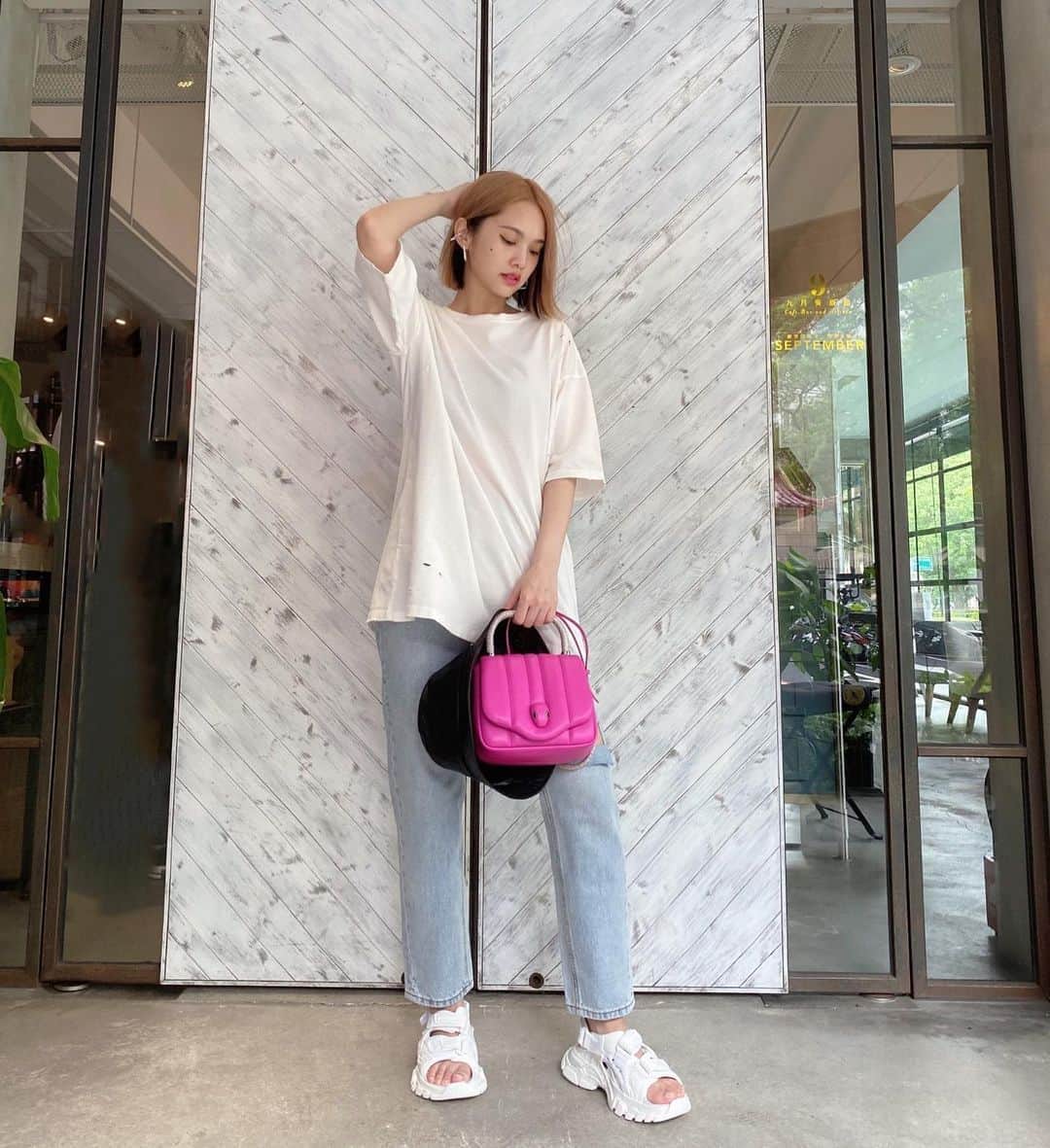 レイニー・ヤンのインスタグラム：「🖤 這是換髮型後的第一個穿搭照呢～ P.S 上衣、褲子、帽子皆為 @pazzo   #ootd #穿搭照」