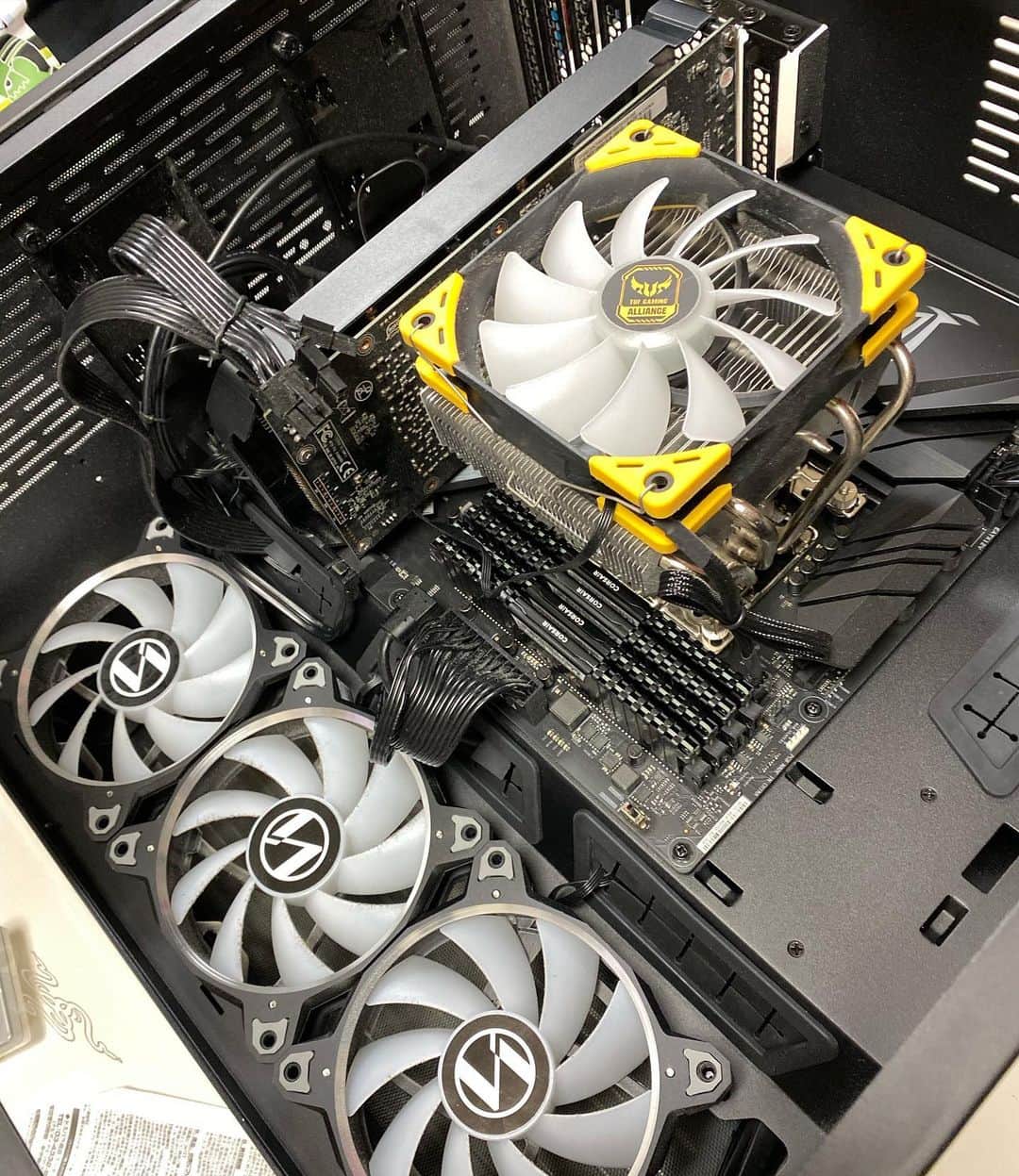 森田繁のインスタグラム：「PCにメモリを増設し、8GB四枚挿しの32GBに。 年内いっぱいくらいは、この状態で #MSFS2020 を運用しよう。CPUとグラボは年末の強化課題。」