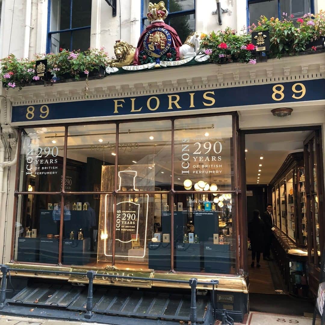 フローリスさんのインスタグラム写真 - (フローリスInstagram)「Shining a spotlight on our archetypal fragrance bottle alongside a selection of iconic products from the house of Floris, our shop window encapsulates the very best of British heritage and craftsmanship. Make the most of the quiet London streets and visit us on Jermyn Street soon.⠀ ⠀ #FlorisLondon  #Icons #290Years #JermynStreet #StJames #London #BritishPerfumery #BritishCraftsmanship #FamilyPerfumers #Perfumery #LuxuryFragrance #RoyalWarrant」8月23日 18時16分 - florislondon