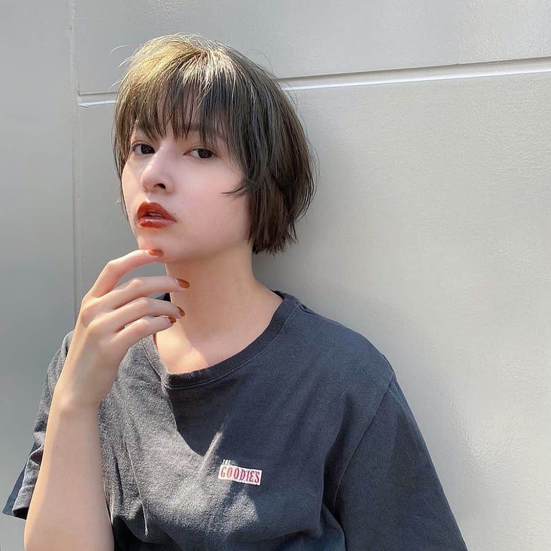 えなちぃのインスタグラム：「【オリーブカラー】  髪色を秋仕様にした🍂 撮影も秋だったから、気持ちはもう秋の気分です😆」
