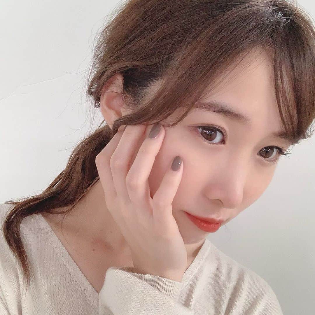 吉田友利恵のインスタグラム：「𖤐 昨日の撮影メイク◡̈ 可愛いネイルをしたのでそれを撮りたくて、 手に集中しすぎた私の下唇...見てほしい(笑) . こういう色味大好き☺︎🤎 #今日も目頭のホクロよく見えるね」