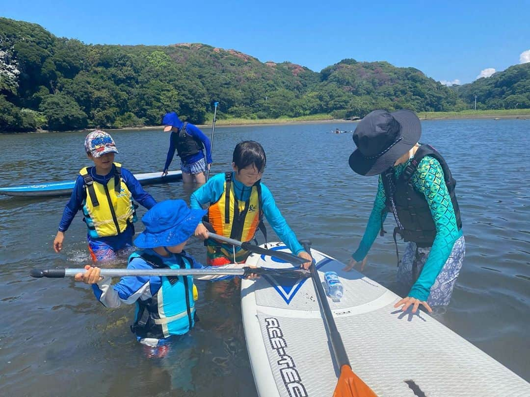 高松いくさんのインスタグラム写真 - (高松いくInstagram)「お母さんに  みて！！見つけた！！！  って見せにとってくるものが  時にお母さんが「ひぃっっ！😅」  ってものだったり  「わぁ😳✨」ってものだったり  子供達の発見する👀目や  海の水を「甘い！」って表現や  5感の表現の豊かさ個性に  こちらもワクワクさせられる🥺  水辺では  いろんな経験をして楽しんでいく  時に助ける瞬間的な判断や  とっさの行動  動けることを増やし  あり得ることを先に読み先を行動して未然に防ぐ  これは私の一生の課題  さらに子供達自身にも  自分の身を自分で守ってもらう  選択肢をもっともっと伝えながら  親子SupやSupKid‘s  そしてSupYogaを  「遊ぶ」なかで  自然から「学び」「健康な心と体」  「笑う」生きるエネルギーを頂く  そんなSupツアーでありたい  来週は今年の夏  三崎Sup最後の日です！！  今日で　@isshi_kayoko かよこさんが 最終日！！！ この想いは後ほど❤️  来週最後を締めくくってくれる 相棒は  @saegoeson さえちゃん👍  全力で準備して  無事みんな笑って終えられるように  努めます！！！  最近改めて思うのが  いくら運動しても  日頃の食べ物や睡眠が悪いと  集中力や継続するパワーが低下するし  気力が失われていく！！  食べて、動いて、寝る❗️  この3つは本当に大切❗️  分っちゃいたけど  更に追求して学ばなければ❗️  Kid‘sライフセービングも☺️  #sup #親子sup  #親子supyoga #supyoga #yoga #親子　#子供　#kids #standuppaddle #sea #water #nature #green #mountain #paddle #kanagawa #misaki #三浦半島 #遊び #アウトドア #outdoor」8月23日 18時29分 - iku_takamatsu_trip_sup_yoga