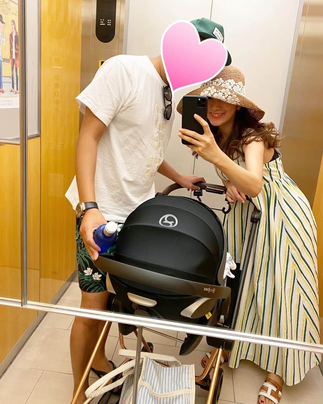 Mai Wakimizuのインスタグラム：「お外に出るとほぼ寝てる息子。お家に居るとすぐ起きるのになんでだろう？ベビーカーが居心地良いのかな？お利口さんで助かりました＼(^o^)／今日は主人とたまたまgreenでリンクコーデだった♡ #family#男の子ママ#ママコーデ」