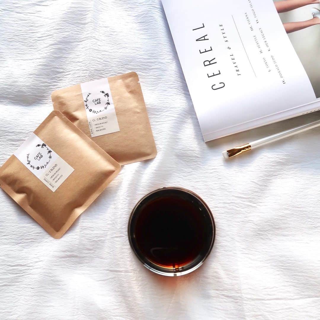 太田葉子さんのインスタグラム写真 - (太田葉子Instagram)「最近、おうち時間のお楽しみにしている﻿ @_cafelab_  さんのオーガニックコーヒー ☕︎* ﻿ ﻿ オーガニックかつフェアトレードの豆に﻿ こだわっているコーヒーで(メキシコ産🇲🇽) ﻿ 開けた瞬間、オーガニックならではの﻿ ふわっと、すこし土っぽいような﻿ 自然なコーヒーの良い香りがして‥﻿ コーヒー好きにはたまらない！😆﻿ ﻿ ﻿ ドリップしてる間もすごく楽しい﻿ この時間がいちばん好き‥😌💕﻿ ﻿ ﻿ エコロジーにこだわったパッケージにも﻿ 共感できます👍🏻✨﻿ 送られてきた包装も可愛かったです♡﻿ ﻿ ﻿ 皆さんもぜひチェックしてみてください😉﻿ ＊ハーブティーもあります🌿﻿ ﻿ ﻿ #CAFELAB﻿ #organic #coffee #relax ﻿ #オーガニック #フェアトレード﻿ #エチオピア産 #有機コーヒー﻿ #おうち時間 #おうちカフェ #リラックス﻿ #丁寧な暮らし #コーヒー好き ..☕︎*」8月23日 18時30分 - instayoko