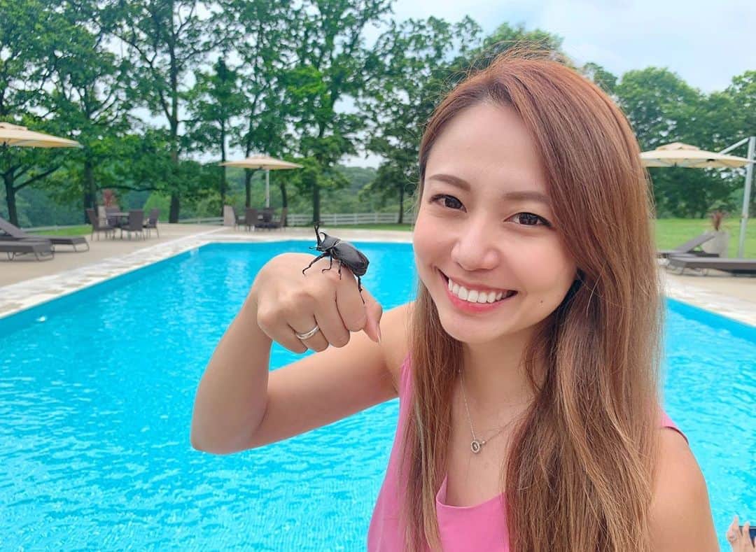 のインスタグラム：「今年の夏の思い出❤️ . 久しぶりにカブトムシを見つけてテンションが上がってしまった😆 . 小さい頃、実家でたくさんカブトムシ捕まえて育ててたから思い出しちゃった🤣笑 .  #ゴルフ#ゴルフ女子#golf#golfgirl#golfswing#ゴルフスイング#sports#スポーツ#スポーツ女子#instagolf#골프#골프여자#스포츠#高尔夫球#高尔夫#カブトムシ#紫塚ゴルフ倶楽部」