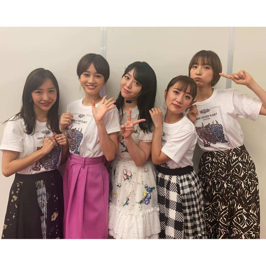 板野友美さんのインスタグラム写真 - (板野友美Instagram)「離れていても… いつも心は繋がってる私達♡  みんなが“エモい”って言ってくれて 私もほんっと、同じ気持ち😳 きっと、みんなの青春と私達の青春は同じだったよ！  私のスカートは @amerivintage   #離れていても #24時間テレビ」8月23日 18時37分 - tomo.i_0703