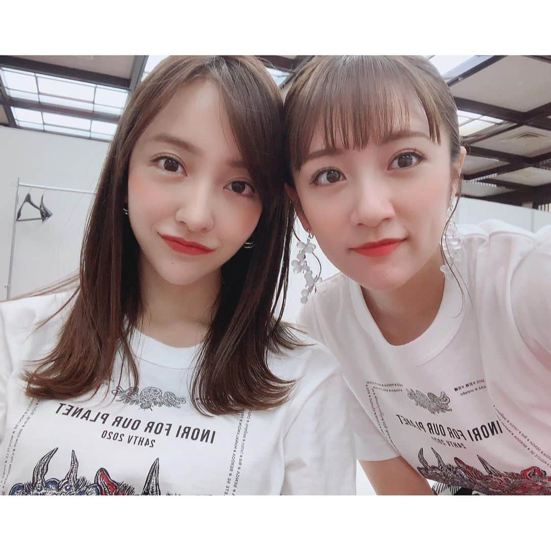 板野友美さんのインスタグラム写真 - (板野友美Instagram)「離れていても… いつも心は繋がってる私達♡  みんなが“エモい”って言ってくれて 私もほんっと、同じ気持ち😳 きっと、みんなの青春と私達の青春は同じだったよ！  私のスカートは @amerivintage   #離れていても #24時間テレビ」8月23日 18時37分 - tomo.i_0703