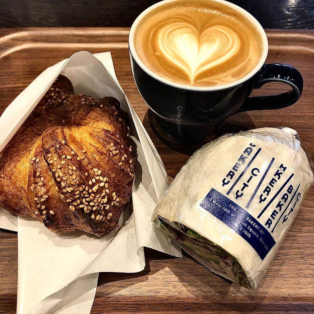 みのり(26)＠東京 ダイエットのインスタグラム：「. . #citybakery  シティベーカリーのパン🥖🥐 . . #プレッツェルクロワッサン アボカドとなんかのサラダラップ クラムチャウダーも食べました🥛❤️ . . 朝、早起きして、お散歩。 今日は広尾と恵比寿の間にあるシティベーカリー。 . . 朝の8:00からやってます✌️ . 今日は夜勤なので しっかり食べました🍳 . . 夜勤の皆さん、がんばりましょ💓 . . #diet #ダイエット #サラダランチ #morning #モーニング #ブランチ #salada #食生活 #恵比寿 #ebisu #広尾カフェ #広尾 #プレッツェル #クロワッサン  #ベーカリーカフェ #恵比寿グルメ #パン大好き #bakeryshop #シティベーカリー  #カフェ巡り #カフェ部  #飯テロ #ダイエットは明日から #東京カレンダー #rizap #食スタグラム #カフェラテ #caffelatte」