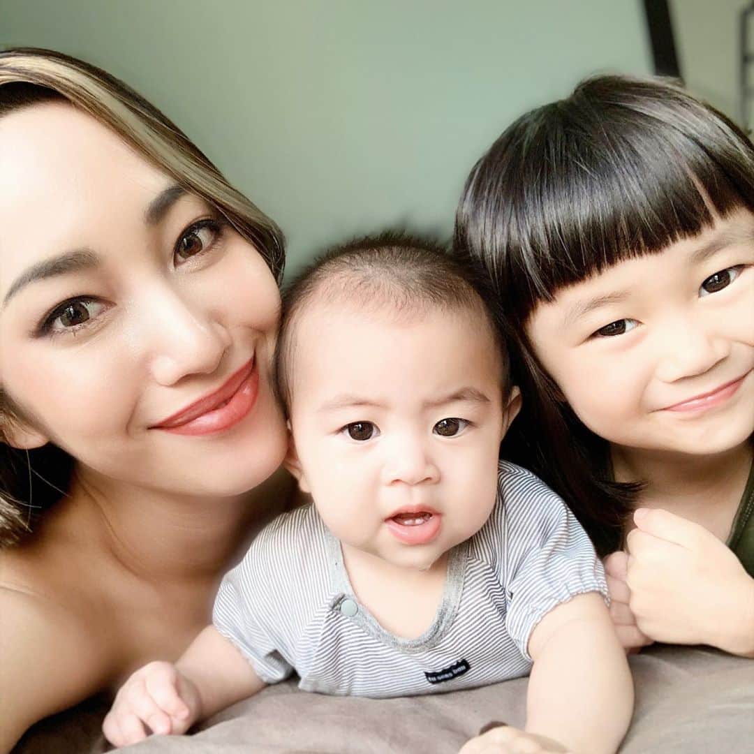 藤本奈月のインスタグラム：「奈月・緋月・月乃 聡明でユニークで、素直でノビノビしていて、且つ自立してて凛とした子になります様に。 私、子育てにはヴィジョンもゴールも作れないんだけどw そんな人間に育てられたら良いなぁ〜。 . . . #2児ママ#女の子ママ#ワーママ#キャリアウーマン#目指せ#モデル#モデル事務所」