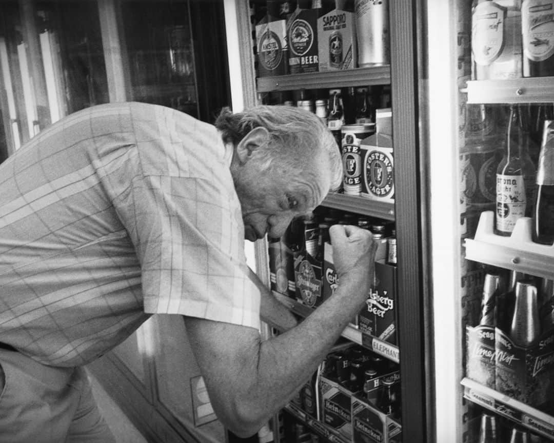 ルモンドさんのインスタグラム写真 - (ルモンドInstagram)「Parce qu’il ne met pas d’eau dans son vin et de baratin dans sa prose, tout, après Charles Bukowski (1920-1994), paraît affadi, trop lustré. « Je ne pense pas que l’alcool détruise les écrivains, confiait cet éternel boit-sans-soif à un journaliste, en 1984. Je pense qu’ils sont détruits par l’autosatisfaction, leur enflure d’ego. Ils manquent d’endurance pour la simple et bonne raison qu’ils ont eu très peu de choses à endurer – ils ont du souffle, à leur début. »⁣  Lui a enduré beaucoup de choses : un père violent, une mère indifférente, la guerre, les emplois harassants dans un abattoir, des entrepôts, à la poste. « Si je n’avais pas été un ivrogne, ça fait sans doute un bail que je me serais suicidé. Tu sais, trimer à l’usine, le boulot de huit heures. Les taudis, la rue. Tu te casses le cul pour un job infect. Tu rentres chez toi le soir, t’es claqué. »⁣ ⁣ Après "Sur l’écriture et Tempête pour les morts et les vivants" (Au diable vauvert, 2017 et 2019), "Sur l’alcool est la troisième anthologie" conçue par l’Américain Abel Debritto. Elle combine des poèmes, des lettres, de nouvelles autobiographiques parues outre-Atlantique – tous inédits en France, à l’exception d’extraits du Postier, de Women et de Mémoires d’un vieux dégueulasse – et couvre la quasi-intégralité d’une carrière littéraire s’étirant de 1961 à 1992. C’est un recueil tragi-comique, ni sublime ni sordide.⁣ Pas plus repentant que tempérant, Bukowski a toujours assumé son statut de pochetron. C’était une manière pour lui, disait-il, de bifurquer vers des sentiers buissonniers, de défier le hasard.⁣ -⁣ L’écrivain américain Charles Bukowski fait le plein (1996).⁣ Photo : Chris Felver / Getty Images (@gettyimages)⁣ -⁣ #culture #litterature #ecriture #livre #bukowski #alcool」8月23日 18時40分 - lemondefr