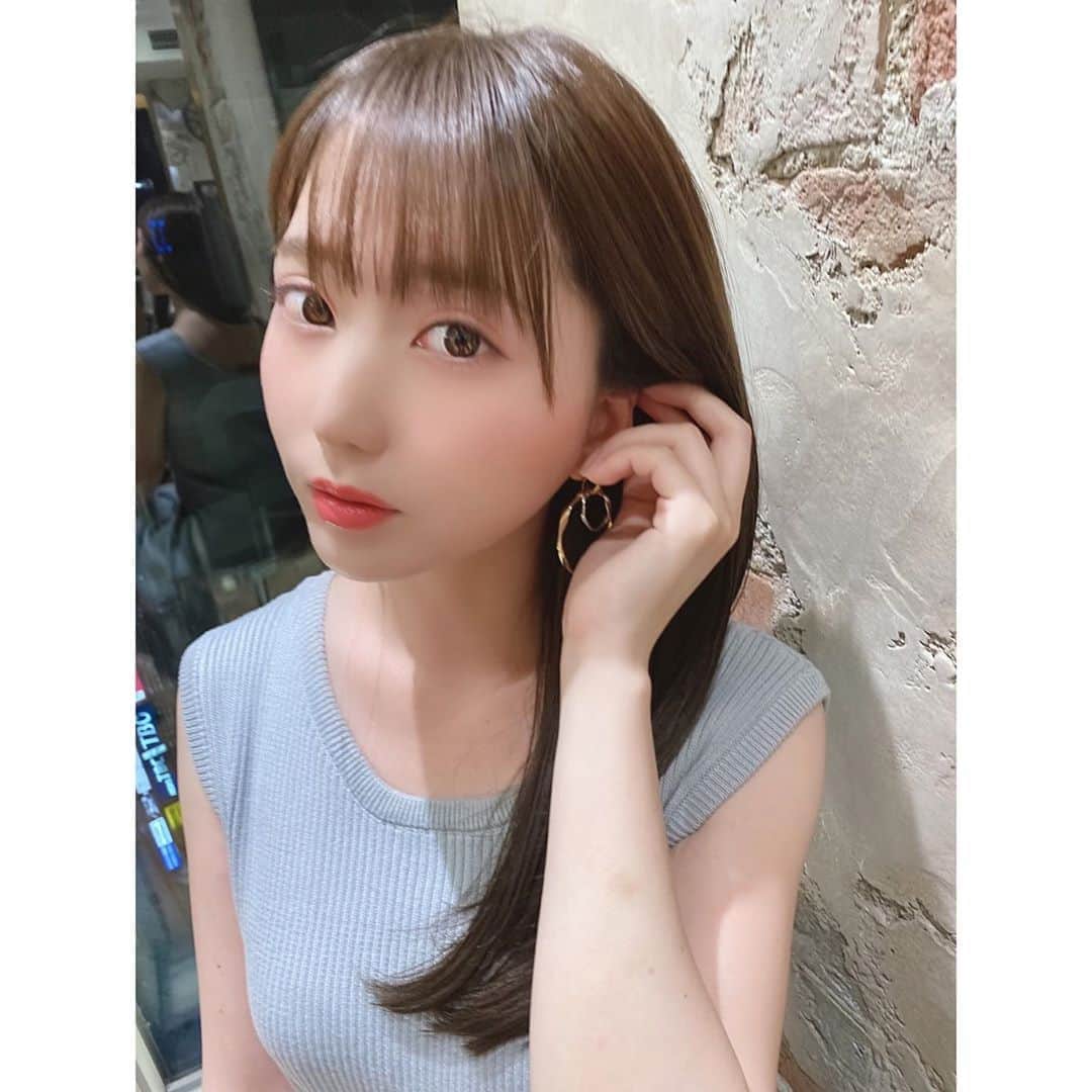 堀尾実咲のインスタグラム：「🥧𝙲𝙷𝙸𝙵𝙵𝙾𝙽 𝙶𝚁𝙴𝙸𝙶𝙴🥧  ・ ・  @afloat_ruvua_color にて カラーカットトリートメント していただきました✂︎   ・ ・ 今回のカラーは CHIFFON GREIGE🤍 髪が柔らかく見えて とってもよき☺️ ・ ・ トリートメントはやっぱり モロッカントリートメント💚 だいすきな香りです✨😌  カットもしてもらって 大満足です\( ˆoˆ )/ ・ ・ 担当は古川さん (@chanshin1103 )です！  ・ ・ 今回も 素敵に仕上げてくださって ありがとうございました😊  最近よく 髪綺麗になったねって 言われるから とても嬉しい\( ˆoˆ )/  ・  #美容院 #afloat #ヘアカラー #シフォングレージュ #グレージュ #ベージュカラー #greige #トリートメント #モロッカントリートメント #新宿」