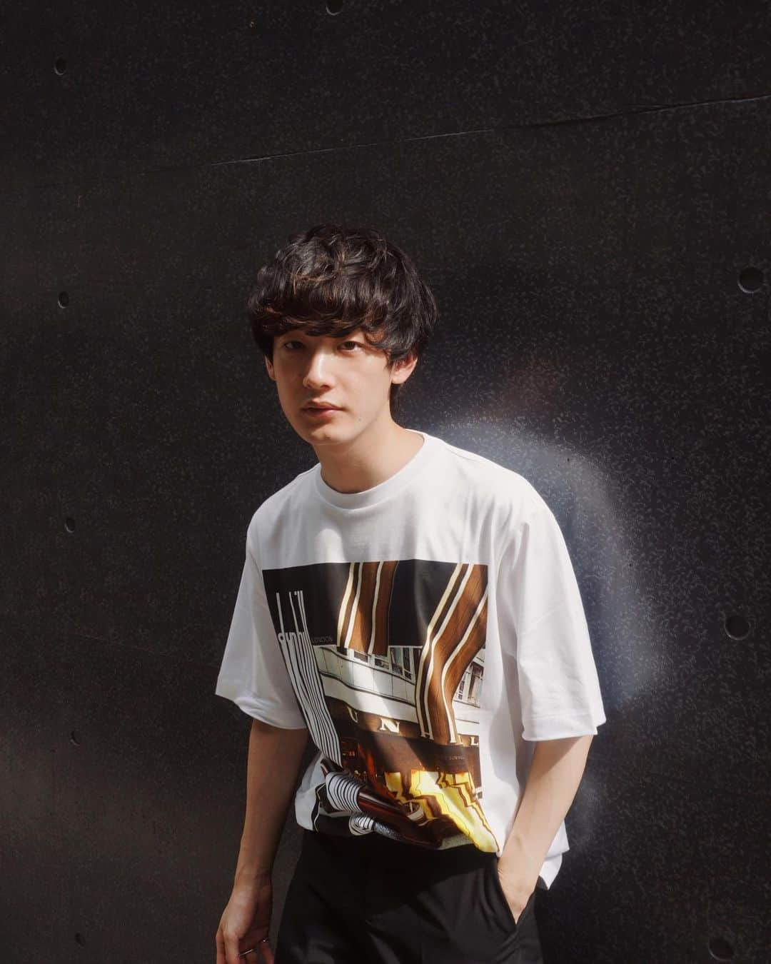 向井太一さんのインスタグラム写真 - (向井太一Instagram)「今日はちょっと涼しかったね！  dunhillと写真家のKENTA COBAYASHIさんのコラボTシャツ着てリハーサルでした🌞 最近スラックスにTシャツをサラッと着るのが気分。  #dunhillSS20 #kentacobayashi #highwaykind #ワンクロ」8月23日 18時40分 - iamtailjp