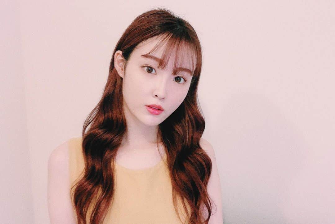 磯田 ひかる(Hikaru Isoda) のインスタグラム：「ひっさしぶりに、エクステつけた🕺✨ 学生のとき、エクステ代稼ぐためにバイトしてたの思い出した。笑 今日19:00にYouTubeにヘアセット動画あげるから見てね🥰  #ヘアセット #ヘアセット動画」
