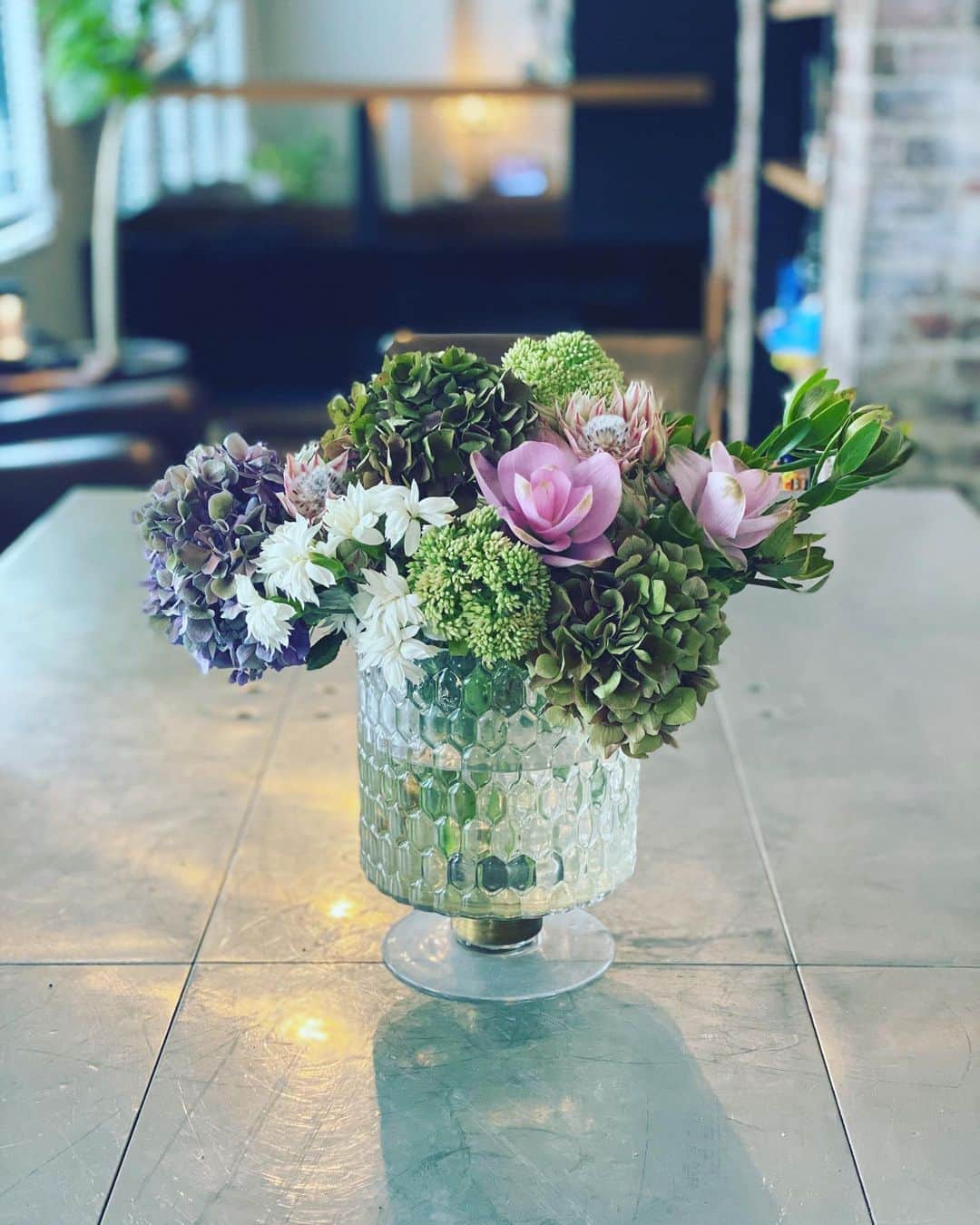 神崎恵さんのインスタグラム写真 - (神崎恵Instagram)「お花の水換えから始まった朝。 いろいろな高さや形の花器を集めています。 水切りをするたびにだんだんと花器を変えて楽しんでいます。 お花もみずみずしさを保てるし、花器を変えるとまた雰囲気がかわって楽しい。  今夜は21時ごろからインスタライブの予定です🤳 スキンケアをしながら、お話しできたらなぁと思っています。 #スキンケアインスタライブ」8月23日 18時43分 - megumi_kanzaki