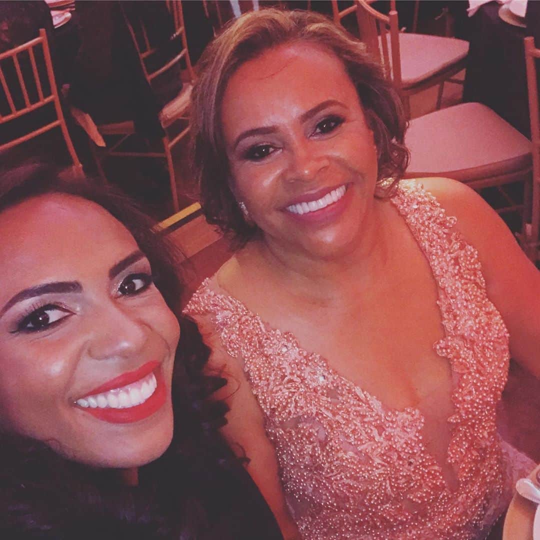 エリカ・ミランダのインスタグラム：「Amor da minha vida❤️ Viva você todos os dias, sorte a minha de ter uma parceira, amiga, exemplo de ser humano e ainda ser minha mamis💕 Que hoje Deus te abençoe e te ilumine ainda mais.  Feliz aniversário 🎁🎂🎈 Obrigado por tudo minha nega! Sempre juntas ❤️❤️❤️❤️」