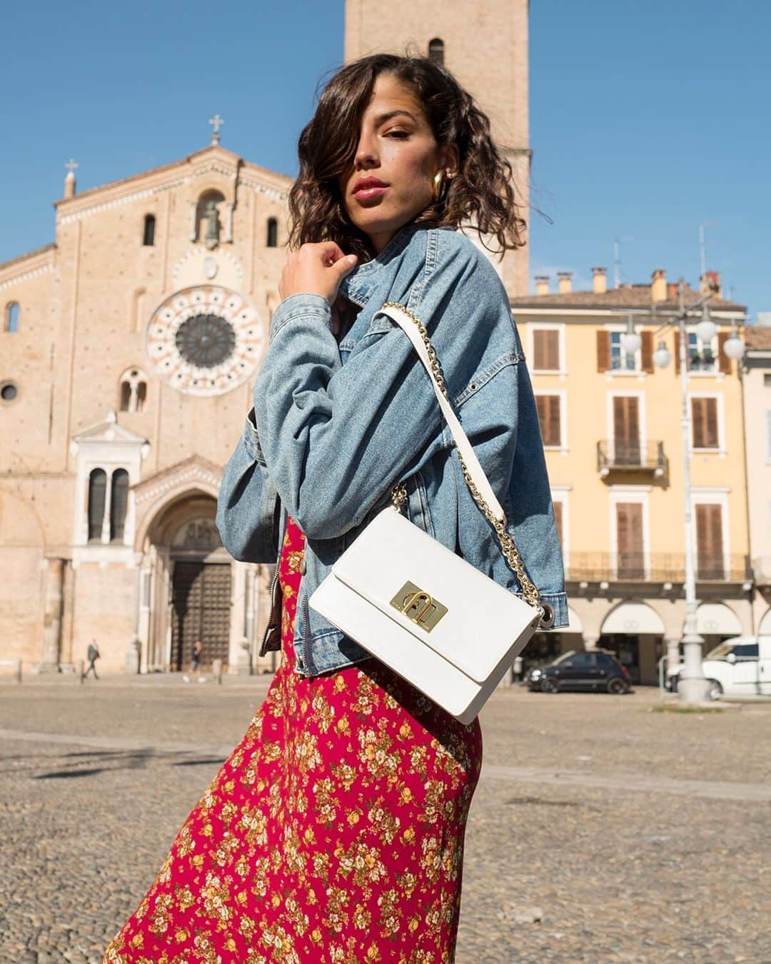 フルラのインスタグラム：「"Love your body and always listen to it" is what @gretamenardo believes. Challenging herself with new adventures is part of her DNA. What's on next for her? Here posing with her Furla Mini Crossbody. #thefurlasociety #furlafeeling #newcollection #furla #accessories #fashion」