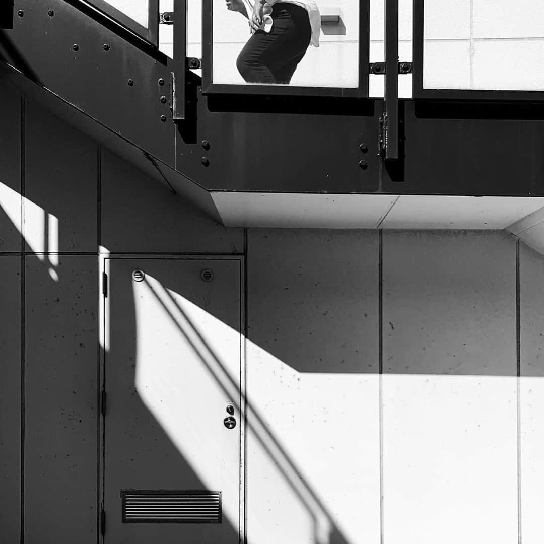 naotakeのインスタグラム：「階段 - Stairs / iPhone XR & Snapseed, 20200824 . . 回転寿司で、昼から王様気分。 . . #spicollective #royalsnappingartists #infamous_family #rsa_main #infinity_photo_cult #2_fineart #jp_gallery_member #jp_gallery_bnw #trb_bnw #wp_bnw  #bnw_life #bnwlife_member #bnw_life_shots #bnw_captures #world_bnw #top_bnw #team_jp_ #team_jp_モノクロ #ig_energy_bw #ig_nihon #streetphotographybnw #igersjp #blackandwhite #bnw #bnwphoto #monochrome #bw #bnwphotography #ShotOniPhone #shotoniphoneXR」