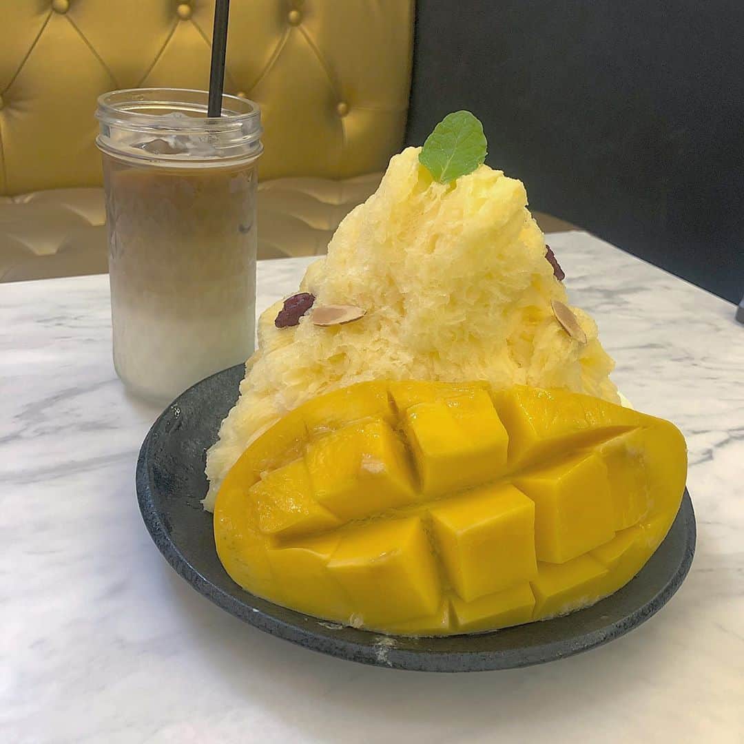 杉山緋那のインスタグラム：「かき氷食べたい〜🍧❀ 今年の夏は1回も食べてないなぁ... . . . . . #かき氷 #夏 #delicious #instafood #instalike #instagram #insta #instapic #instalove #マンゴー #マンゴーかき氷 #mango #shaveice #オシャレカフェ #cafe #cafestagram #café」