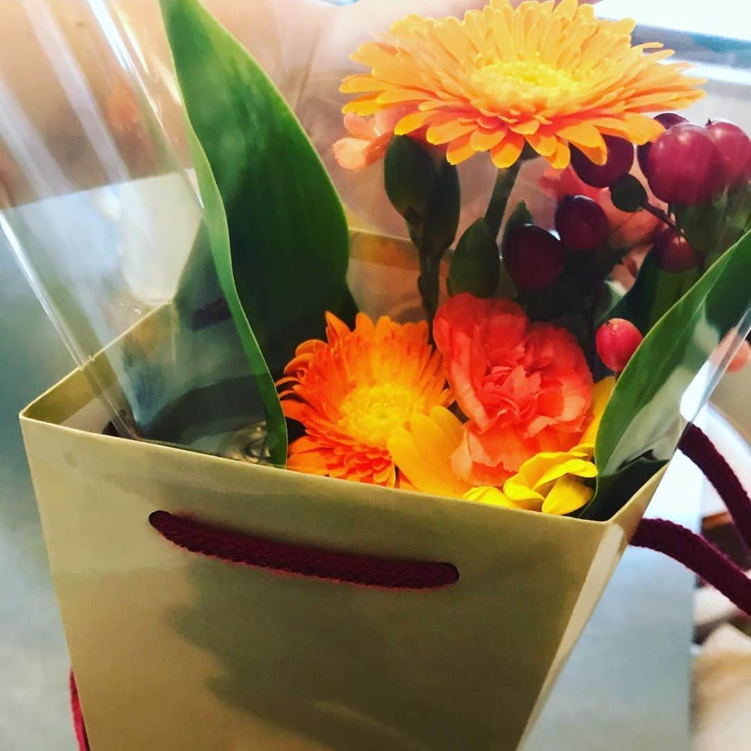 のインスタグラム：「今日のお誕生日会🎂🎊🎉  ワインを店員さんに  選んでもらったら、  サクラのとっても可愛い  ラベルにテンション上⤴️🌸  喜んでもらえるといいな☺️  #誕生日プレゼント #プチプレゼント🎁  #お土産 #物足りなくて  #お花🌸🌼💐」