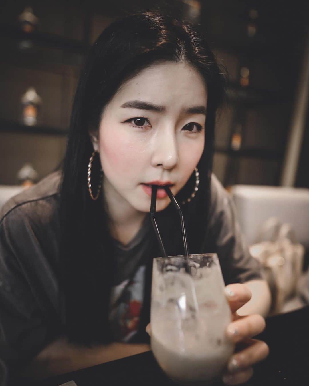 GYEON SEOのインスタグラム：「_* for better tastes take two straws 🤔 . . พี่ฮั่นบอกกินอย่างนี้จะอร่อยกว่า 😑 @hunz_iph」