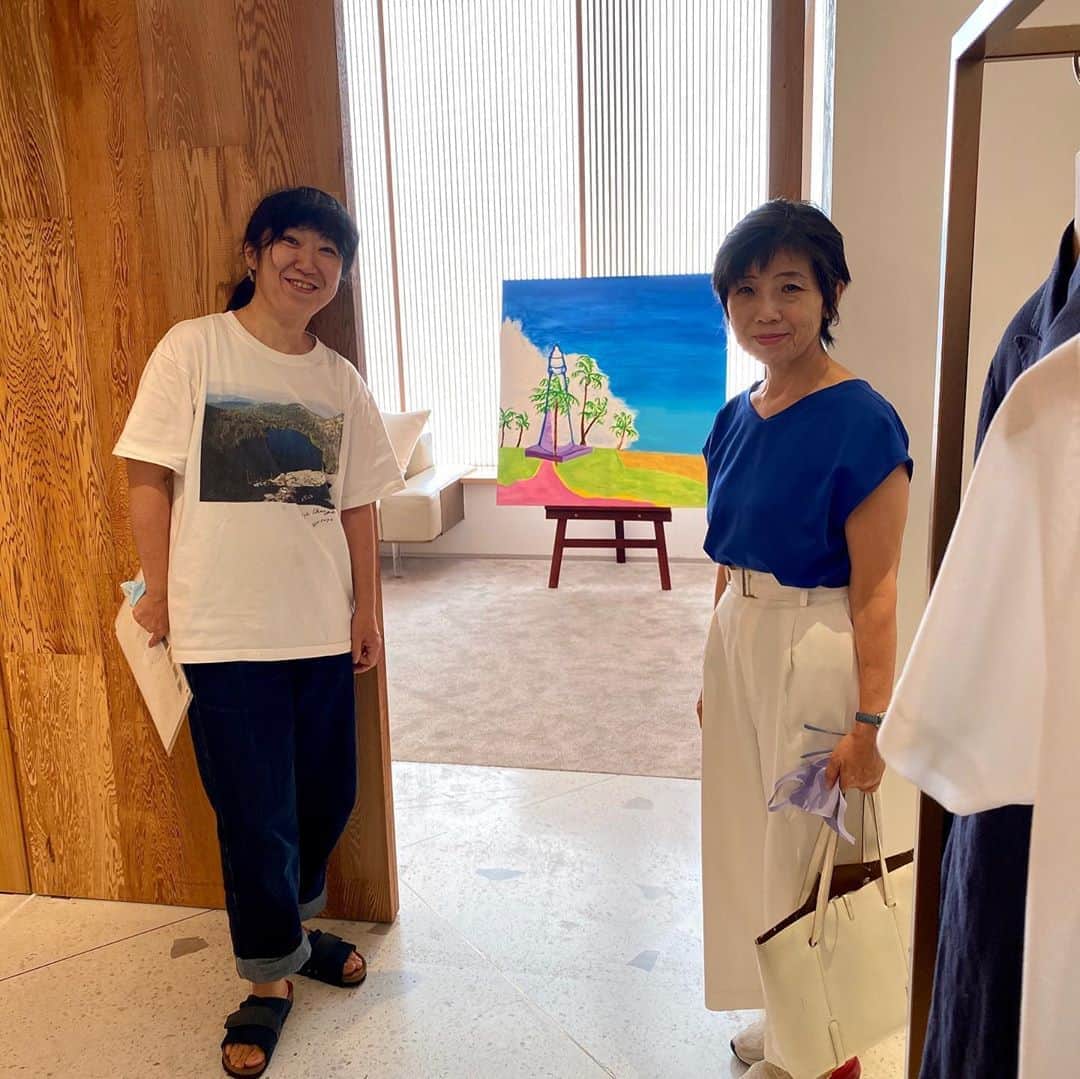大宮エリーさんのインスタグラム写真 - (大宮エリーInstagram)「東京都現代美術館参事で 東京藝術大学大学院教授の 長谷川裕子さんが 見にきてくださいましたー。 ありがとうございました🤗  今日、この絵、いいのになあ って思ってた 青空のヤシの木の絵を 「白い空バックよいです」と 裕子さん、褒めてくれました。  すごく嬉しかった。  ヤシの木の絵を 「自由な感じがよい」と。  答え合わせみたいで どきどきしました。  いつも裕子さんは 的確なことを言われるので、 ズバッと 緊張します。 ダメな時ダメ🙅‍♀️とおっしゃるんで🤣  灯台も 「描き込まなくて抜け感が気持ち良くていい」 と言ってくれて 涙ちょちょぎれました。  裕子さんの服が青くて 絵の世界にぴったりなのも 偶然なのか 世界の長谷川裕子の勘なのか。  で、わたしときたら 今日は一段と髪がボサボサ 服もちょーカジュアル。 やっちまいました。  とにかく、お忙しいのに 来ていただいたのが 励みになりました！ ありがとうございました！  #yukohasegawa  #ellieomiya #myfavoriteresort」8月23日 18時55分 - ellie_omiya
