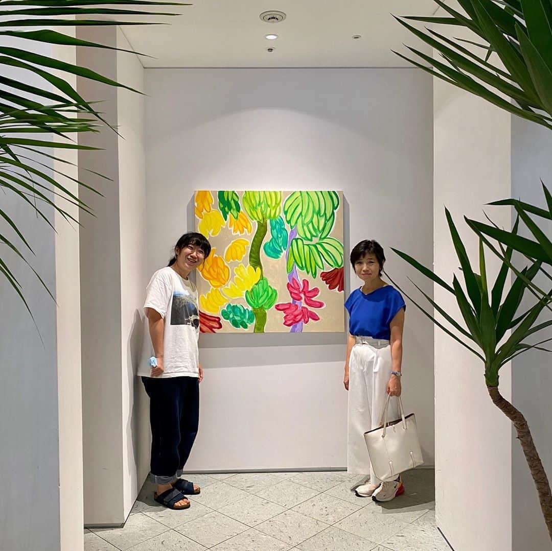 大宮エリーさんのインスタグラム写真 - (大宮エリーInstagram)「東京都現代美術館参事で 東京藝術大学大学院教授の 長谷川裕子さんが 見にきてくださいましたー。 ありがとうございました🤗  今日、この絵、いいのになあ って思ってた 青空のヤシの木の絵を 「白い空バックよいです」と 裕子さん、褒めてくれました。  すごく嬉しかった。  ヤシの木の絵を 「自由な感じがよい」と。  答え合わせみたいで どきどきしました。  いつも裕子さんは 的確なことを言われるので、 ズバッと 緊張します。 ダメな時ダメ🙅‍♀️とおっしゃるんで🤣  灯台も 「描き込まなくて抜け感が気持ち良くていい」 と言ってくれて 涙ちょちょぎれました。  裕子さんの服が青くて 絵の世界にぴったりなのも 偶然なのか 世界の長谷川裕子の勘なのか。  で、わたしときたら 今日は一段と髪がボサボサ 服もちょーカジュアル。 やっちまいました。  とにかく、お忙しいのに 来ていただいたのが 励みになりました！ ありがとうございました！  #yukohasegawa  #ellieomiya #myfavoriteresort」8月23日 18時55分 - ellie_omiya