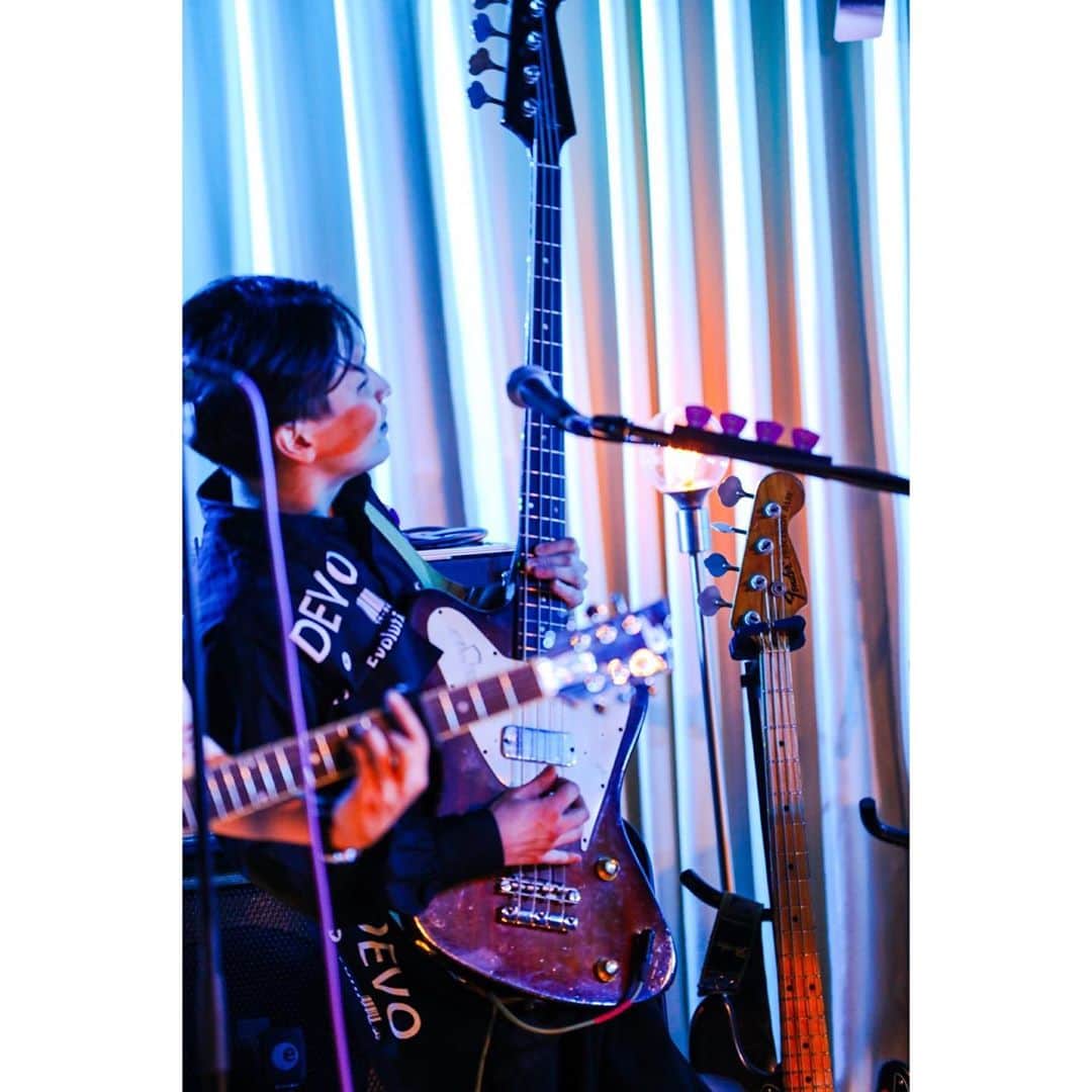 辻怜次さんのインスタグラム写真 - (辻怜次Instagram)「一昨日のライブでは普段と違うベースを弾いてみました。  前半のアコースティック楽曲では1970年代製のプレベを、後半のエレキでのバンドセットの曲では60年代製サンダーバードをチョイス。  是非アーカイブでも、ベースの音の違いをお楽しみ下さい！  photo by @t_s_p_1988  #Bentham #shimokitazawa #livehaus #bass #bassist #bassplayer #electricbass #bassguitar #bassporn #bassgram #vintagebass #fenderbass #fender #vintagefender #precisionbass #gibson #gibsonbass #vintagegibson #thunderbird #thunderbirdbass #humis #古閑さん曰く使用料は五万円とのこと #出世払いでお願いします古閑さん #💸」8月23日 18時57分 - reijiskywalker