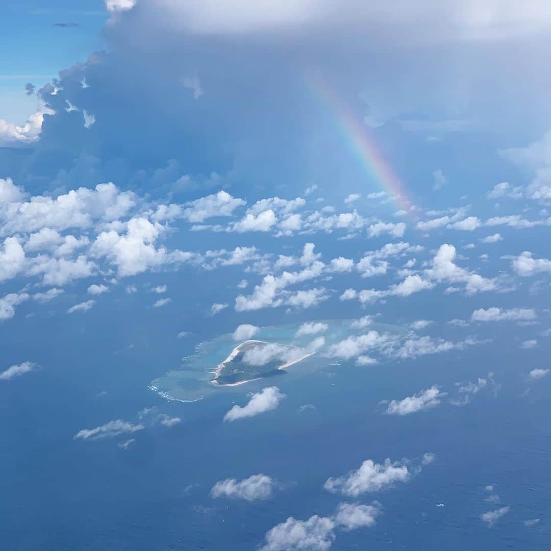 椎名美月さんのインスタグラム写真 - (椎名美月Instagram)「ノーレインノーレインボー﻿ ﻿ やまない雨はない﻿ ﻿ #なんの島かはわからない #空 #虹 #🌈」8月23日 18時57分 - mizkiss
