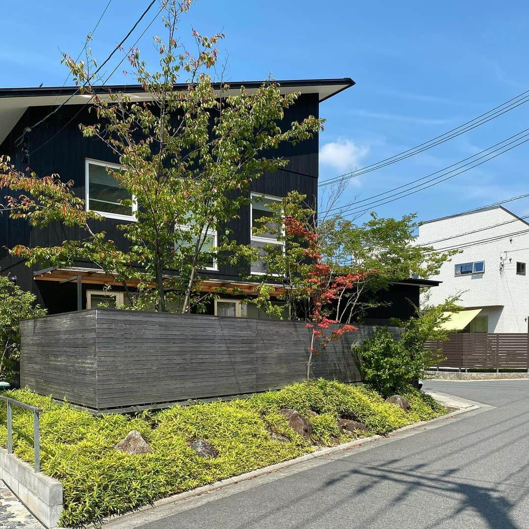 アイトフース | 北欧住宅｜注文住宅｜広島・岡山・山口さんのインスタグラム写真 - (アイトフース | 北欧住宅｜注文住宅｜広島・岡山・山口Instagram)「早、3年半になる広島市S邸です。かつてない猛暑が続く今日この頃、性能住宅(Ua値=0.35 C値=0.4)でも料理後や大人数の場合は、エアコン2台必要になることもあるとのことですが、エアコンが不快に感じることなく家中が快適だとのことです。また、ホームサウナでととのえることで熱中症になりづらい身体になるという研究報告もあり、性能住宅やサウナは、冬イメージですが真夏にも有効な仕様設備と言えます。 ・ #高断熱高気密 #性能住宅 #夏サウナ #サウナ #sauna  #焼杉　 #熱中症予防 #エアコンが好きになる #夏バテ知らず　 #ホームサウナ #木製窓」8月23日 18時57分 - aitohus