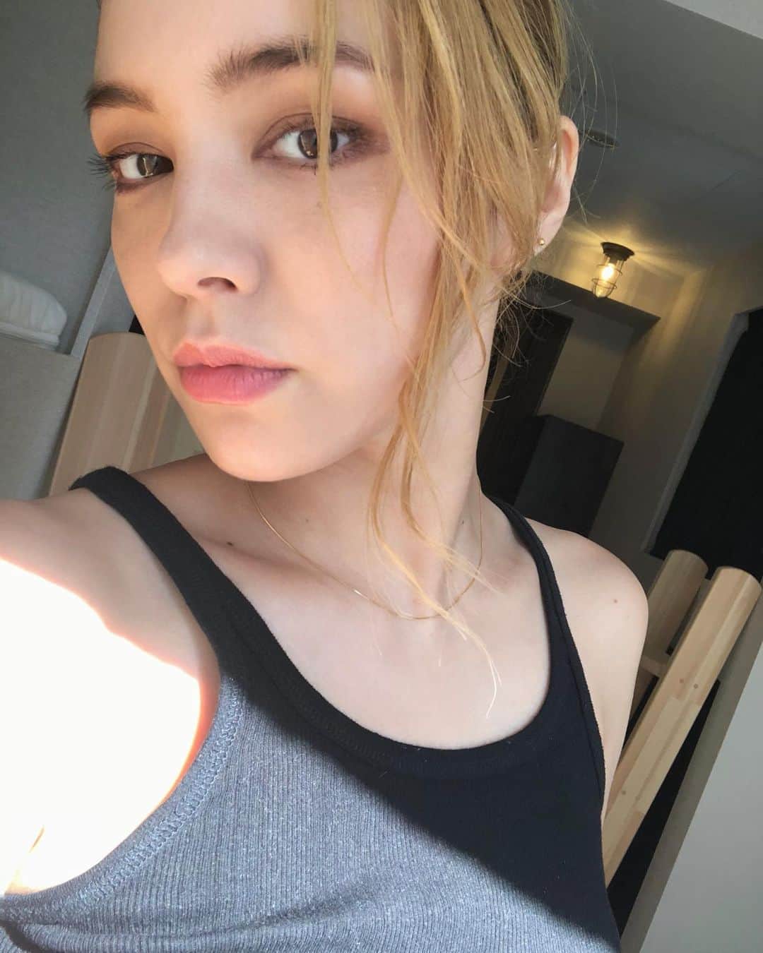 ステファニーのインスタグラム：「🖤 先日の撮影ヘアメイク。 元気ないメッセージのDMが多いから 画面をスワイプして笑ってね♡」