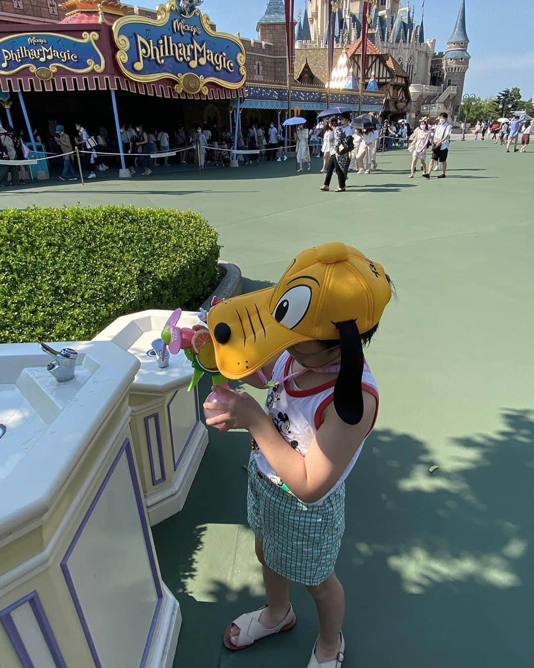 tiahy__のインスタグラム：「Such an amazing time🏰. . .  Thank you for giving us the wonderful memories. . . 去年のWaltdisneyworldで買ったタンクトップやTシャツたちがレトロな感じでお気に入りです. #tokyodisneyland」