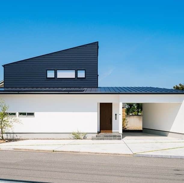 コラボハウス一級建築士事務所さんのインスタグラム写真 - (コラボハウス一級建築士事務所Instagram)「.⠀⠀ １階２階のボリューム感を考慮した⠀ 絶妙な配分の白と黒。⠀⠀ 水平のラインと２階の斜めラインの⠀⠀ バランスにこだわっています。⠀⠀ .⠀⠀ こちらのお家は⠀⠀ 「スキップフロアがつらなる大空間の家」として⠀⠀ ホームページでご紹介しています。⠀⠀ @collabo_house　のURLからご覧ください。⠀⠀ #外観#ファサード#白黒#ガルバリウム#塗り壁#モノクロ#ガレージ#ラスティックウッド#玄関ドア#ykkap#玄関タイル#植栽#板塀#外構#片流れ屋根#自分らしい暮らし #デザイナーズ住宅 #注文住宅新築 #設計士と直接話せる #設計士とつくる家 #コラボハウス #インテリア #愛媛 #香川 #新築 #注文住宅#マイホーム」8月23日 19時00分 - collabo_house