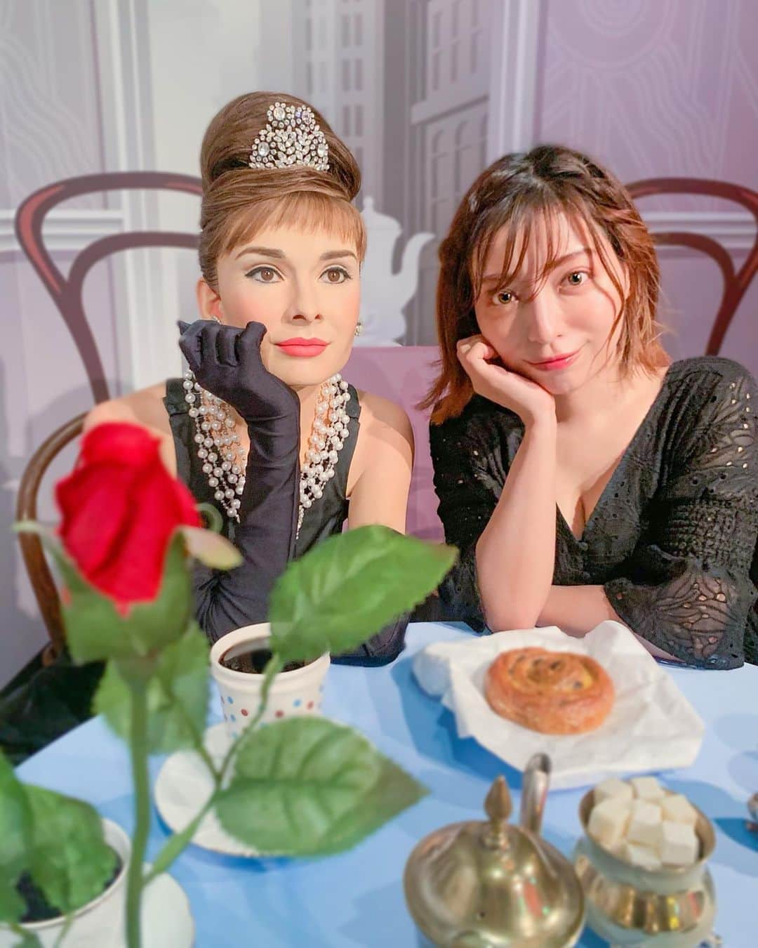 和希詩織のインスタグラム：「🌹#アフタヌーンティー ☕️ . . 憧れの#オードリーヘップバーン と( @madametussaudstokyo )でティータイム☕️ . . . 写真撮るときだけマスク外してるよ😷✨ マダムタッソー東京は安全対策や感染予防対策を徹底してて 安心感👏✨ . . . 館内はソーシャルディスタンスのマークや消毒が設置されてたりして 距離も安心✌️ . . . ベッキーとか有名のリアルさに感動！ 実物サイズらしく掌サイズのヘップバーンの顔のサイズに驚き‼️ 美ボディ目指したくなる❣️笑 . . . . . . . . #マダムタッソー#マダムタッソー東京#お台場#菅田将暉#odaiba#ぼくのなつやすみ #夏休み#お出かけ#お出かけスポット #タビジョ」