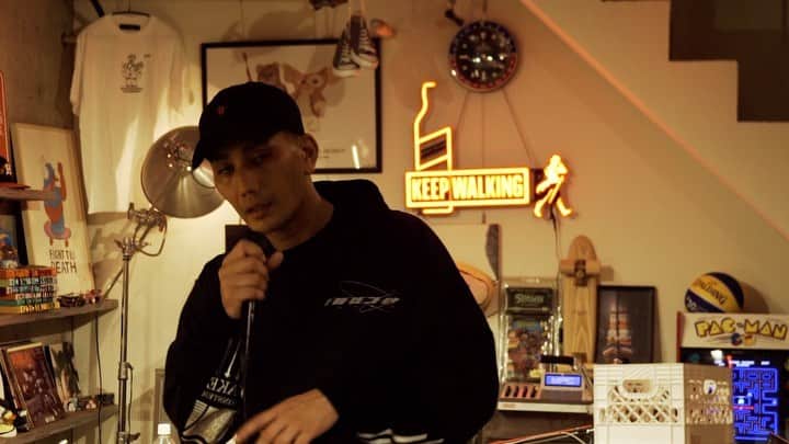 AKLOのインスタグラム：「8月30日18:00に公開されます🎥 ICM MUSIC DOG HOUSE STUDIOで収録した全曲アコースティックのライブです。 ギターは空君🙌　 ICM のYoutubeで見れる様になるのでよろしくお願いします。 お楽しみに！！ @inspirationcultmedia」