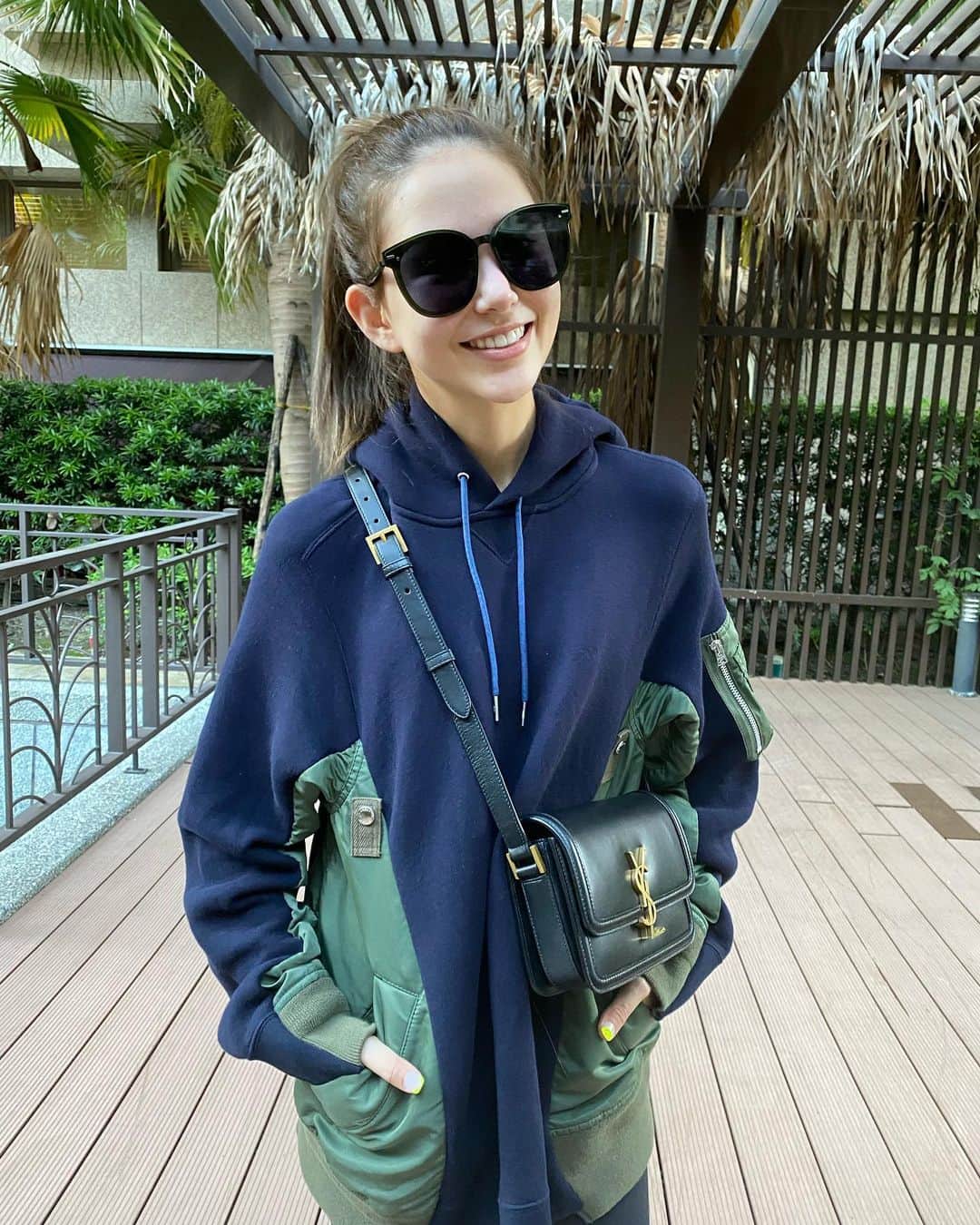 ハンナ・クインリヴァンのインスタグラム：「今天在家以為外面風大雨大，穿的很暖🧶 結果是自製型桑拿🧖‍♀️ #ootd」