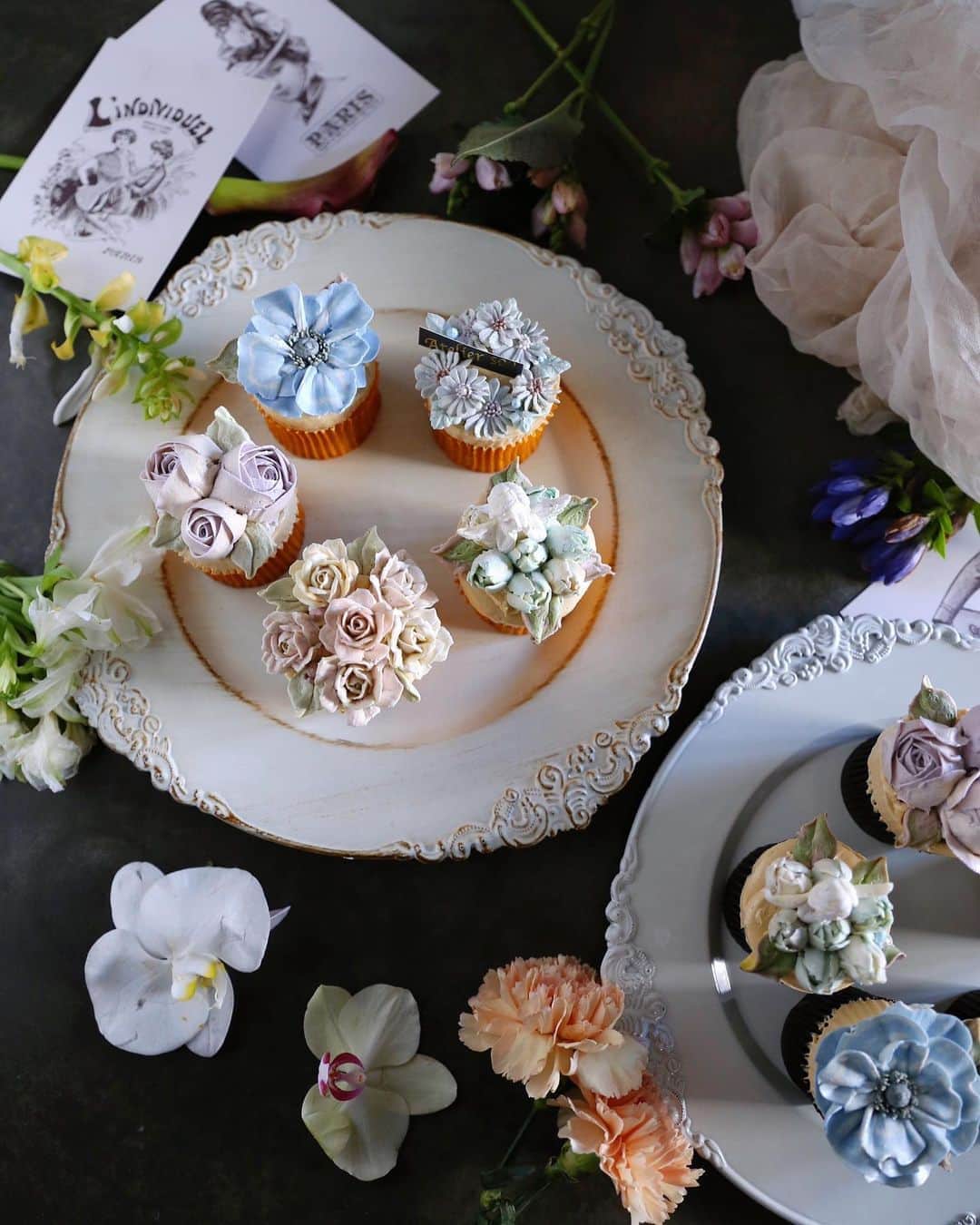 청담 수케이크 (atelier soo)さんのインスタグラム写真 - (청담 수케이크 (atelier soo)Instagram)「ㅡ Sooclass Basic 2. Wedding cupcake 참열심히인반.이라좋다🤍🕊 ㅡ #flower #cake #flowercake #partycake #birthday #bouquet #buttercream #baking #wilton #weddingcake ㅡ www.soocake.com vkscl_energy@naver.com」8月23日 19時05分 - soocake_ully