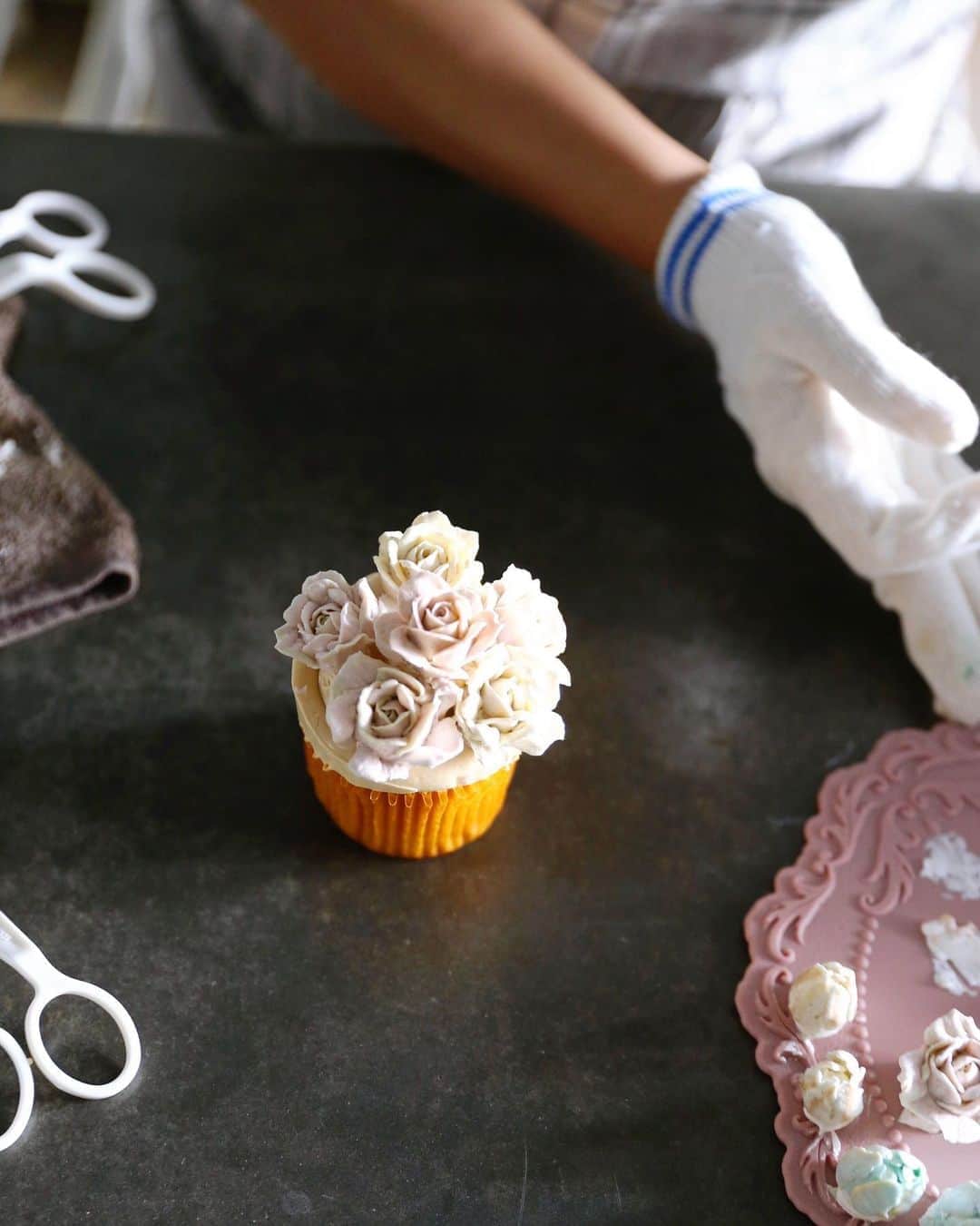 청담 수케이크 (atelier soo)さんのインスタグラム写真 - (청담 수케이크 (atelier soo)Instagram)「ㅡ Sooclass Basic 2. Wedding cupcake 참열심히인반.이라좋다🤍🕊 ㅡ #flower #cake #flowercake #partycake #birthday #bouquet #buttercream #baking #wilton #weddingcake ㅡ www.soocake.com vkscl_energy@naver.com」8月23日 19時05分 - soocake_ully