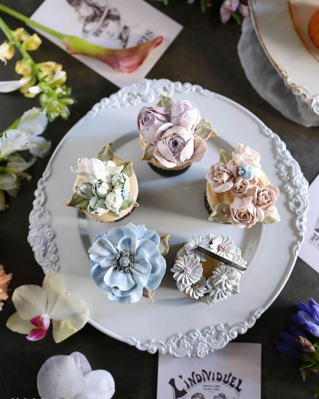 청담 수케이크 (atelier soo)さんのインスタグラム写真 - (청담 수케이크 (atelier soo)Instagram)「ㅡ Sooclass Basic 2. Wedding cupcake 참열심히인반.이라좋다🤍🕊 ㅡ #flower #cake #flowercake #partycake #birthday #bouquet #buttercream #baking #wilton #weddingcake ㅡ www.soocake.com vkscl_energy@naver.com」8月23日 19時05分 - soocake_ully