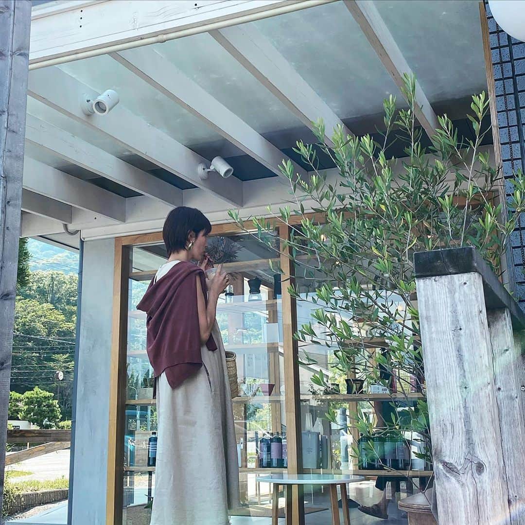 美生のインスタグラム：「🌿﻿ ﻿ ﻿ とりあえず肩に乗せときゃ﻿ ひんやりするし﻿ 二の腕細く見えるし﻿ 秋っぽくなるし﻿ 買って正解♡﻿な @donobanweb の ひんやりカーデ✍️ ﻿ ﻿ #sunday」