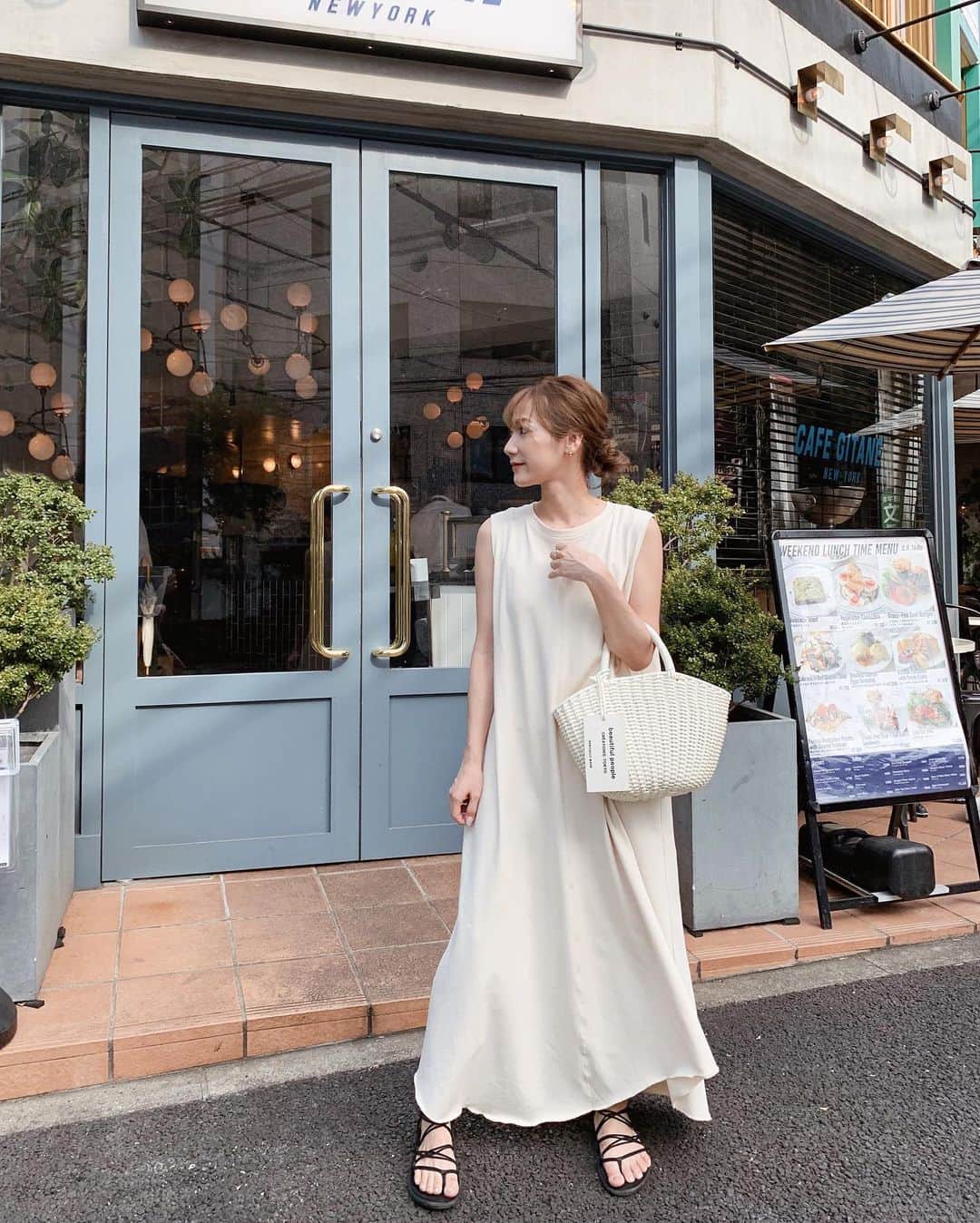 小川陽香のインスタグラム：「昨日の私服～☺️♡ ㅤ @spickandspan_jp の楽ちんワンピース✌︎ ㅤ カットソー素材だけど裾がフレア&アシメになっててカジュアルに見えすぎないところ、お気に入りポイントです🥺👍🏻💕 ㅤ こういうさらっと着れるワンピ好きだな～♡ ㅤ ㅤ 最近はほとんどネットでポチッと🤳 今回はAmazonで購入✌🏻 次の日に届くのびっくり😂 ㅤ ㅤ @amazonfashionjp @follop.jp #ootd #code #fashion #amazonfashionjp #sponsored #follop #spickandspan #amazonで発見 #ホワイトコーデ #コーデ #ファッション #スピックアンドスパン #ワンピース #155cmコーデ」