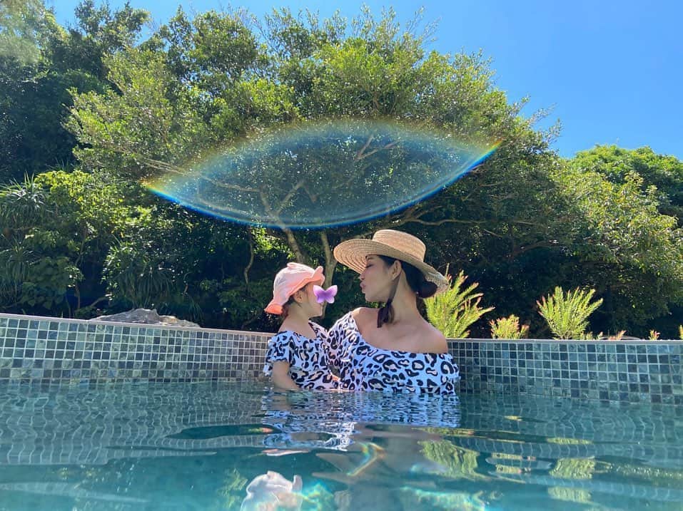PINKYのインスタグラム：「🧚🏻🧚🏻‍♀️🌈🌿✨  ・・・ #love #happy #family #mamalife #babygirl #3歳 #2020summer #夏休み #pooltime #familytrip #summervacation #nofilter」