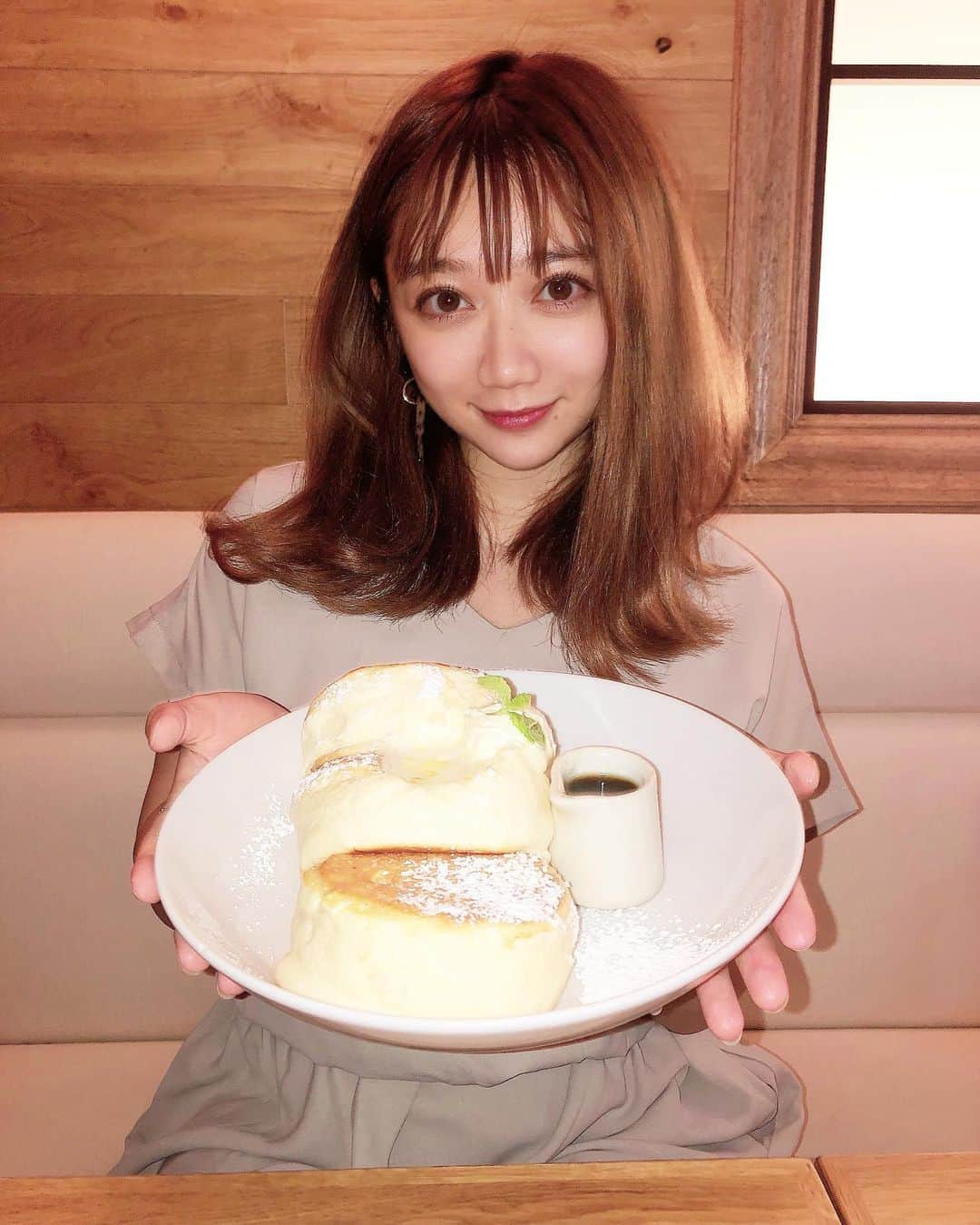 小澤しぇいんさんのインスタグラム写真 - (小澤しぇいんInstagram)「フワフワパンケーキと苺のパンケーキどっちが好き？🥞🍓  この１週間パンケーキを二回も食べた。笑」8月23日 19時13分 - 1217_shane