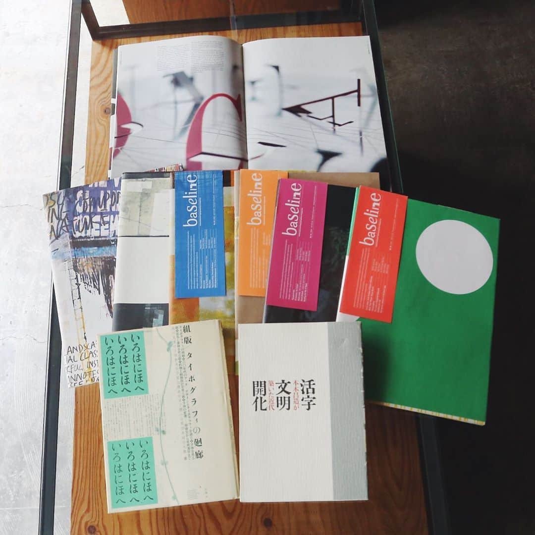 nostos booksさんのインスタグラム写真 - (nostos booksInstagram)「【活字にまつわるエトセトラ】﻿ ﻿ デジタルメディアへ移行しつつある21世紀だからこそ、あらためて活字の歴史と担った役割、職人たちの美しい手わざを振り返ってみましょう。﻿ ﻿ ◯『baseline 7冊セット』﻿ 新入荷したこちらは、1979年に創刊し、タイプとタイポグラフィーをテーマに独自の視点で展開する雑誌「baseline」の7冊セット。ポスターや、装丁、様々な印刷物など豊富な資料を掲載した見応えのあるセットです。30、35、38、41、42、43、44の7冊セット。﻿ ﻿ ◯『組版 タイポグラフィの廻廊』﻿ 府川充男、小池和夫、小宮山博史らによる組版・タイポグラフィ評論。「タイポグラフィの視線」「八〇年代のブック・デザインとタイポグラフィを過る」「仮名と書体を見る眼」などを収録しています。﻿ ﻿ ◯『活字文明開化 本木昌造が築いた近代』﻿ 最後にご紹介するのは、2013年に開催された「活字文明開化 本木昌造が築いた近代」展の図録。日本における活版印刷の先駆者として知られる本木昌造の功績により、日本がいかに近代化を発展させたのかを解説していきます。人物、技術、情報といったさまざまな視点から活字文化の重要性に迫る一冊。﻿ ﻿ ﻿ それぞれの詳細は［商品タグ］からご覧ください。﻿ ﻿ -------------------﻿ 平日は完全予約制。（前日までに来店予約をお願いいたします。）﻿ また休日は完全予約制ではありませんが、大変混み合いますので、実店舗へご来店の際はぜひ事前にご予約ください。﻿ 下記をご確認のうえ、オンラインストアの予約フォーム、またお電話やメールにてご連絡ください。﻿ ﻿ ・ご来店日時﻿ （※混雑時はご利用時間を1時間とさせていただく場合がございます）﻿ 下記の時間帯からお選びください。﻿ 13〜14時﻿ 14〜15時﻿ 15〜16時﻿ 16〜17時﻿ 17〜18時﻿ ・ご予約名﻿ ・人数﻿ ・お電話番号﻿ ご予約はこちらから▼﻿ TEL：03-5799-7982﻿ Mail：info@nostos.jp﻿ ﻿  ---------------------」8月23日 19時13分 - nostosbooks