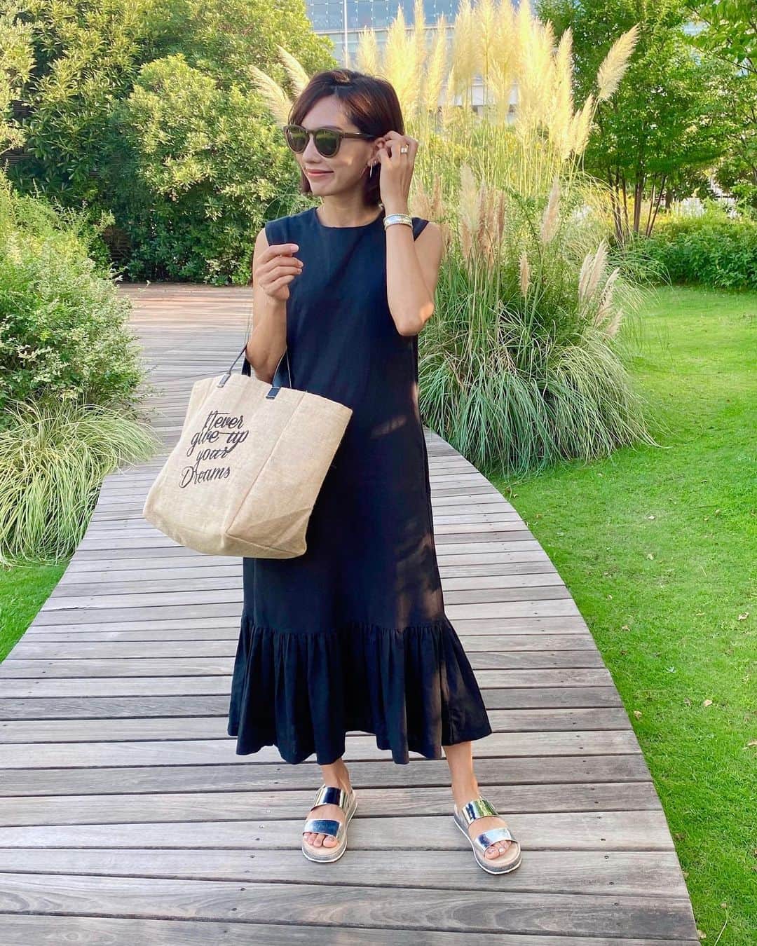 のインスタグラム：「今日は突然の豪雨でビックリしました☔️午後からは雨が上がって久しぶりに過ごしやすかったですね✨  最近パンツ👖を履く気にはなれないので、2年前に買ったこのリネンワンピースがまだまだ活躍してくれてサラッと着れて何着ていいか悩んだらこれ1枚で楽ちん😄  そしてnew nailが可愛くてニヤニヤ母さん😆💕 ちょっと秋を意識して色黒の私でも似合うグレーブラウン系🌰このサンダルにもぴったりでめっちゃお気に入り🤎 それにしても子どもたちと公園やら水遊びやらで足も腕も真っ黒でまさに私が🌰になった気分🤣ママあるあるかな💦  #mama #mamacoordinate #mamafashion #2kidsmom #mamalife #birthdaybash #zara #blanc #philippeaudibert #ママ #2児ママ ＃2人育児 #3歳差育児 #男の子ママ #女の子ママ #ママファッション #ママコーデ #今日のコーデ #30代ファッション #30代コーデ #ワンピースコーデ #きれいめカジュアル #バースデーバッシュ#ザラ #フィリップオーディベール」