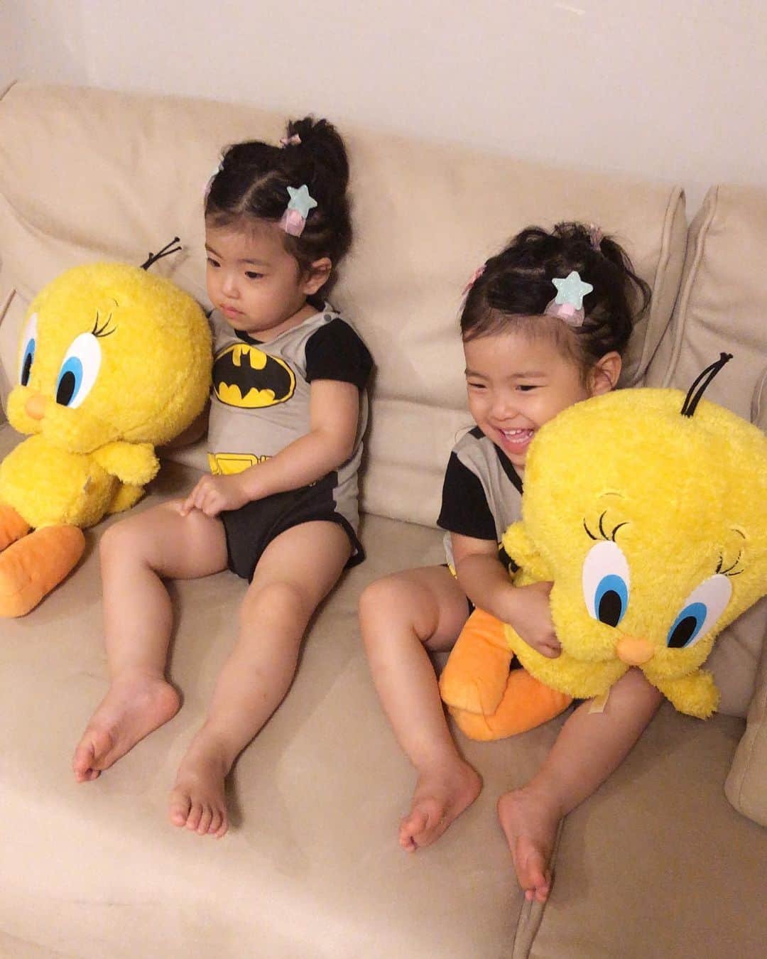 遠近由美子のインスタグラム：「ちびっこBAT🦇GIRLS  生まれた時に頂いたロンパース✨ . 今がジャストサイズ😊😊 . 子供の頃からワーナーキャラに慣れ親しんでいるので、スーパーマン、バットマン、TWEETY、みんなわかるよ😁　 .  1歳半年下のベビちゃんにミルクをあげるバットガールズ🦇 . . ちょっと前まで自分たちも赤ちゃんだったのに、ミルクあげて、いい子いい子して。。なんだかすっかりお姉ちゃん😌😌生まれて2年半でこんなに成長するんだなぁと母はしみじみ😢　 . With @sonoka777  Thanks to @mountbros  #werner #tweety #badman #badgirls #superman #supergirl #アメコミ #双子コーデ #双子育児　 #2歳6ヶ月」