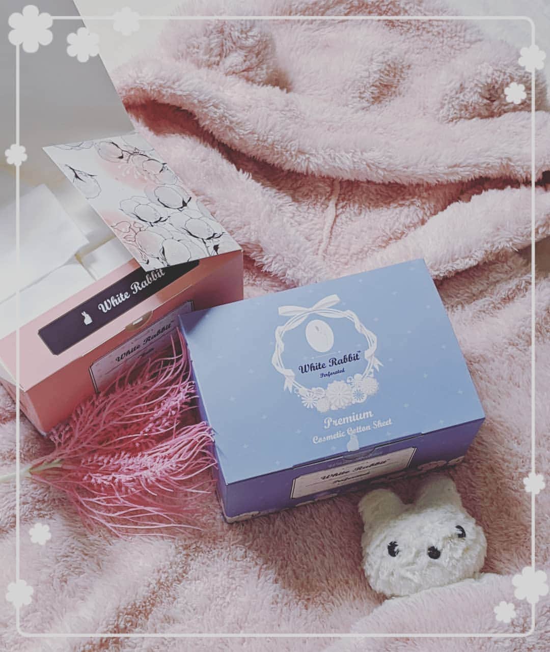 咲弥にこさんのインスタグラム写真 - (咲弥にこInstagram)「【う～ん💖フカフカ最高🐰】 ジョリジョリ＆ゲジゲジ＆ベタベタには触れられたくない😅💦 ･ ･ 環境に優しい天然成分で そのまま地球に還元出来るもの 私の素肌もそんな優しいものにだけ 触れられていたい•*¨*•.¸¸☆*･ﾟ ･ ･ 私の美容人生最高に 優しい素材のコットンに出会いました🐰 ＝＝＝＝＝＝＝＝＝＝＝＝＝＝＝＝＝  『ホワイトラビット』 @whiterabbit_jp clck.ru/NtPv4  ホワイトラビットは 韓国のコットンブランドです。 2016年にアメリカで商品をリリースし 現在アメリカで爆発人気です🇺🇸  今年から販売国を広げる為に Amazonジャパンで 初リリースすることになったそうです🐰   ホワイトラビット社の アメリカ用インスタグラム @mostinc.official @white_rabbit_ilb  ＝＝＝＝＝＝＝＝＝＝＝＝＝＝＝＝＝  ホワイトラビットのコットンは 100%純綿で作られた大型のコットンシート  ①ピンク💖 プレーンタイプは文字通りプレーンコットンで 化粧水で肌を拭く用 またはDIYマスクパックとして使えます。  ②ブルー💙 パーフォレーテッドタイプ（穿孔タイプ)は 微細な穴が開いていて メイクを落としたり角質を効果的に 取り除いてくれます。  ＿＿＿＿＿＿＿＿＿＿＿＿＿＿＿＿＿  肌触り優しいコットンとお日様の匂いって 遥か昔の少女の頃からずっと抱き続けた 私の無垢な心の聖域である事は 永遠に変わる事は無いですね。  例えどんなに 世間の現実を知ってしまった今でも •*¨*•.¸¸☆*･ﾟ 💖🐰  ･ ･ #ホワイトラビット #コットン #コットンパック #化粧用コットン #お肌に優しい #地球に優しい  #地球還元 #ふわふわ #優しさに包まれて  #無垢  #天然成分 #天然成分100パーセント #アラフィフ #グラビア #インスタグラビア #美魔女になりたい  #美意識 #美意識高い人と繋がりたい #小説家 #官能小説家 #エッセイスト #フォロワーさんに感謝  #応援ありがとうございます 💋SEXYショットリクエスト随時募集中！ 💋官能体験談小説ネタ募集中(女性限定)  汚いオッサンのタダの盛りネタはNGです！」8月23日 19時28分 - sakuya.niko