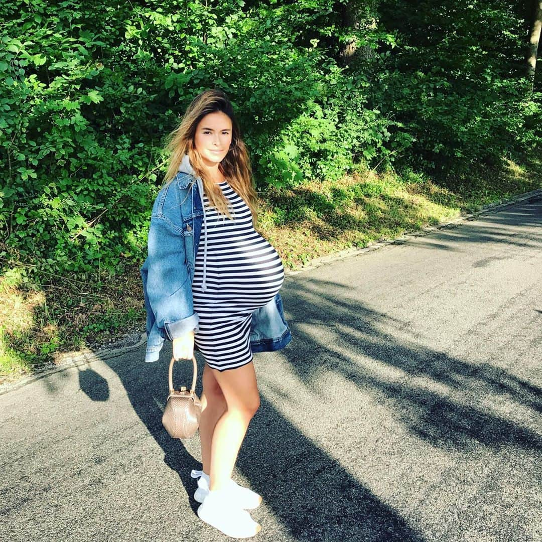 ミロスラヴァ・デュマのインスタグラム：「#HappyOnEarth 🌎 Zürich, 2017, 3 days before giving birth to my 3 baby 👶🏻 🎈Grateful for every day on 🌏🙏🏼💙」