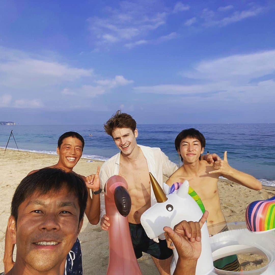 Anton Wormannさんのインスタグラム写真 - (Anton WormannInstagram)「First surf of the year 🏄‍♂️🏄‍♂️🏄‍♂️ Thanks for an amazing weekend 😍😍😍 今年の初サーフィンで、涙が小さいなのに相変わらず楽しいです！　🌊🌊🌊 日焼けもしなかったからマネージャーさんに怒られないです　🥳 　#Surfing #Chiba #Hebara #千葉　#サーフィン　#Surfbradders」8月23日 19時22分 - antonwormann