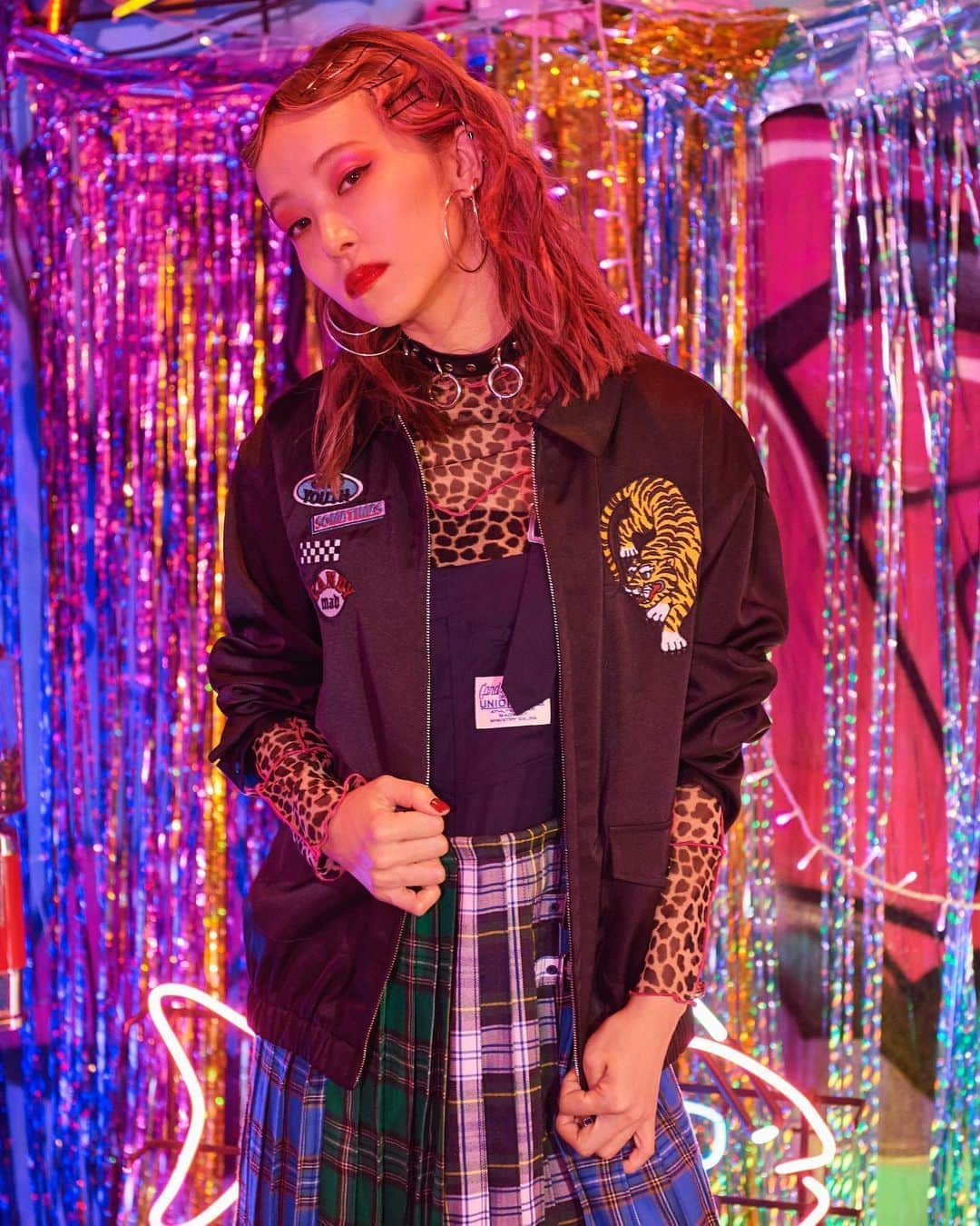 板橋よしえのインスタグラム：「. 𝐋𝐢𝐒𝐀×𝐂𝐚𝐧𝐝𝐲 𝐒𝐭𝐫𝐢𝐩𝐩𝐞𝐫 ————————————————————————﻿ ・CND YOUTH JACKET (LADYS)﻿ ¥26,000(in tax) ﻿ ﻿ ・CND YOUTH JACKET (MENS)﻿ ¥27,000(in tax) ﻿ ﻿ color: BLACK﻿ ﻿ ヴィンテージ感のあるクラシックなトラやロゴのグラフィックがインパクトのあるブルゾン。﻿ 肉厚なサテン素材で、裏地付き。﻿ 軽い羽織りものとして、オールシーズン着まわしのきくアイテム。﻿ ————————————————————————﻿ ﻿ コラボレーションアイテムは﻿ プロフィール欄のURLからご覧頂けます♥ ﻿ #LiSA #candystripper﻿」